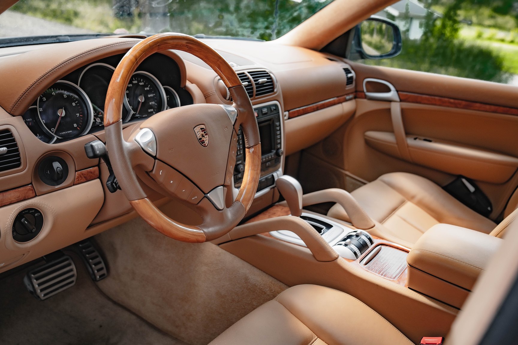 Interior image of 2005 Porsche Cayenne Turbo WLS