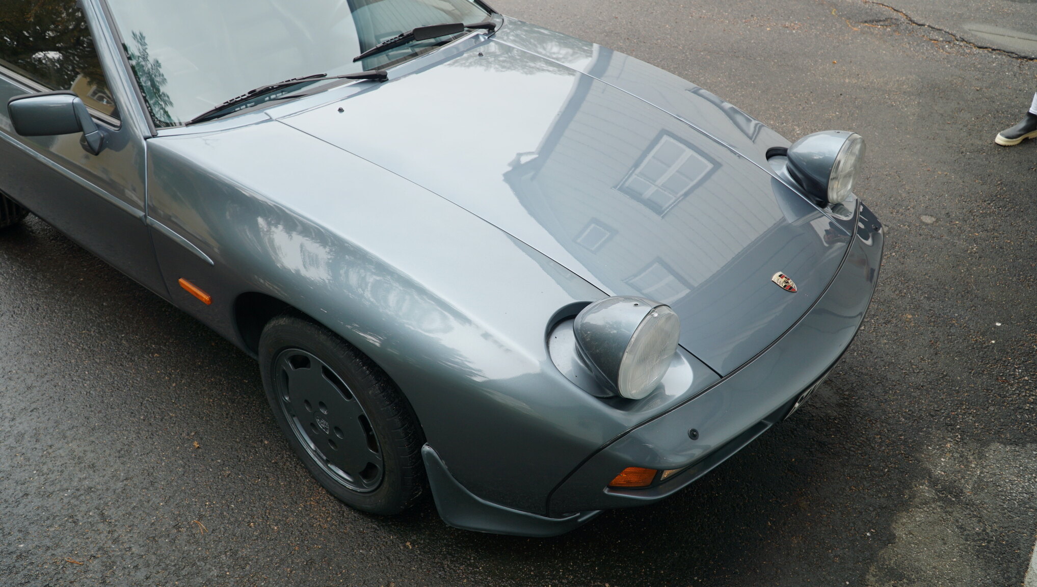Exterior image of 1983 Porsche 928S (57)