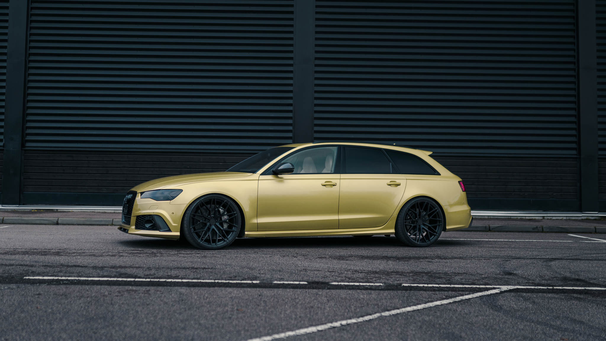 Exterior image of 2016 Audi RS6 Avant Exclusive (1)