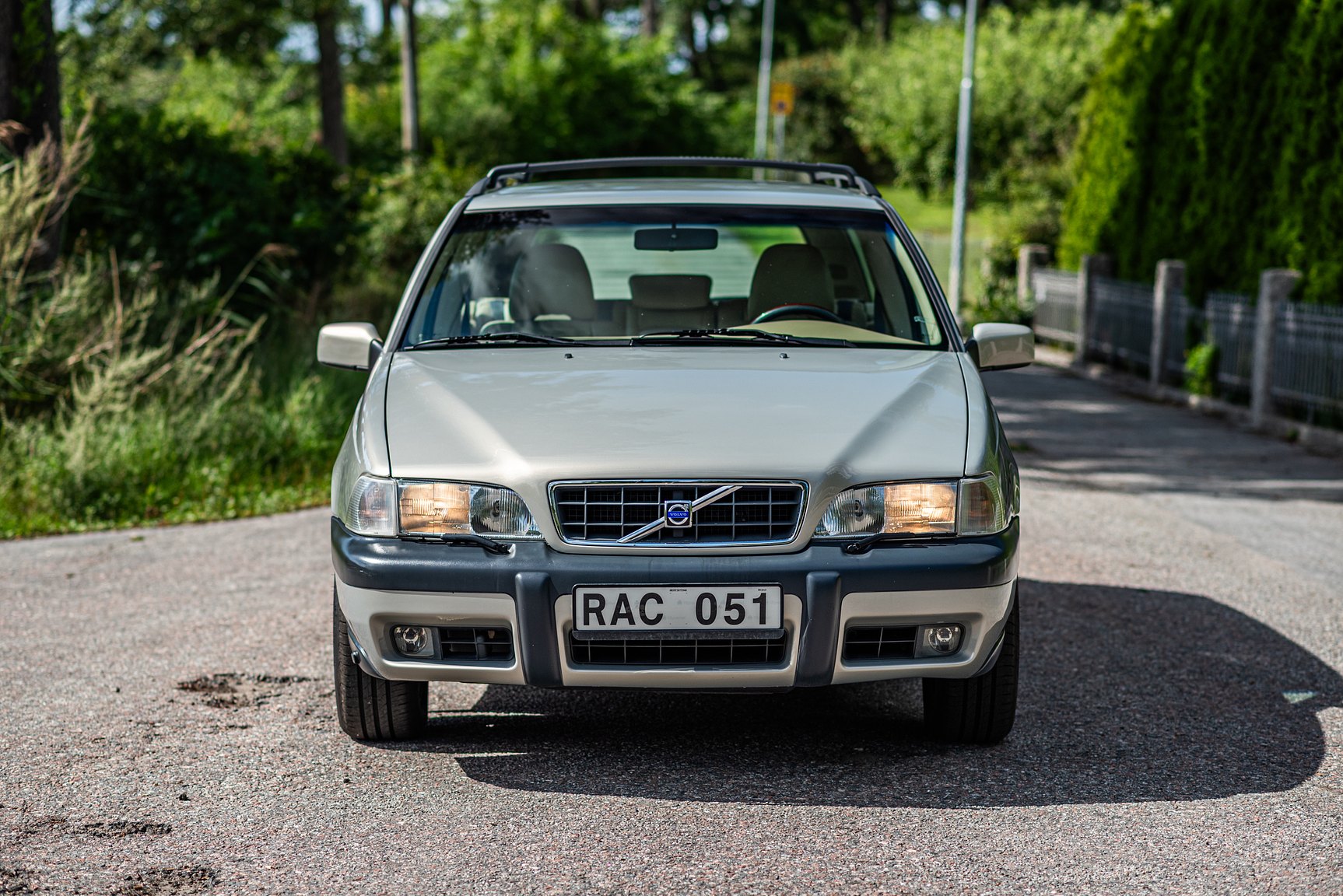 Exterior image of 2000 Volvo V70 XC 2.4 T AWD 