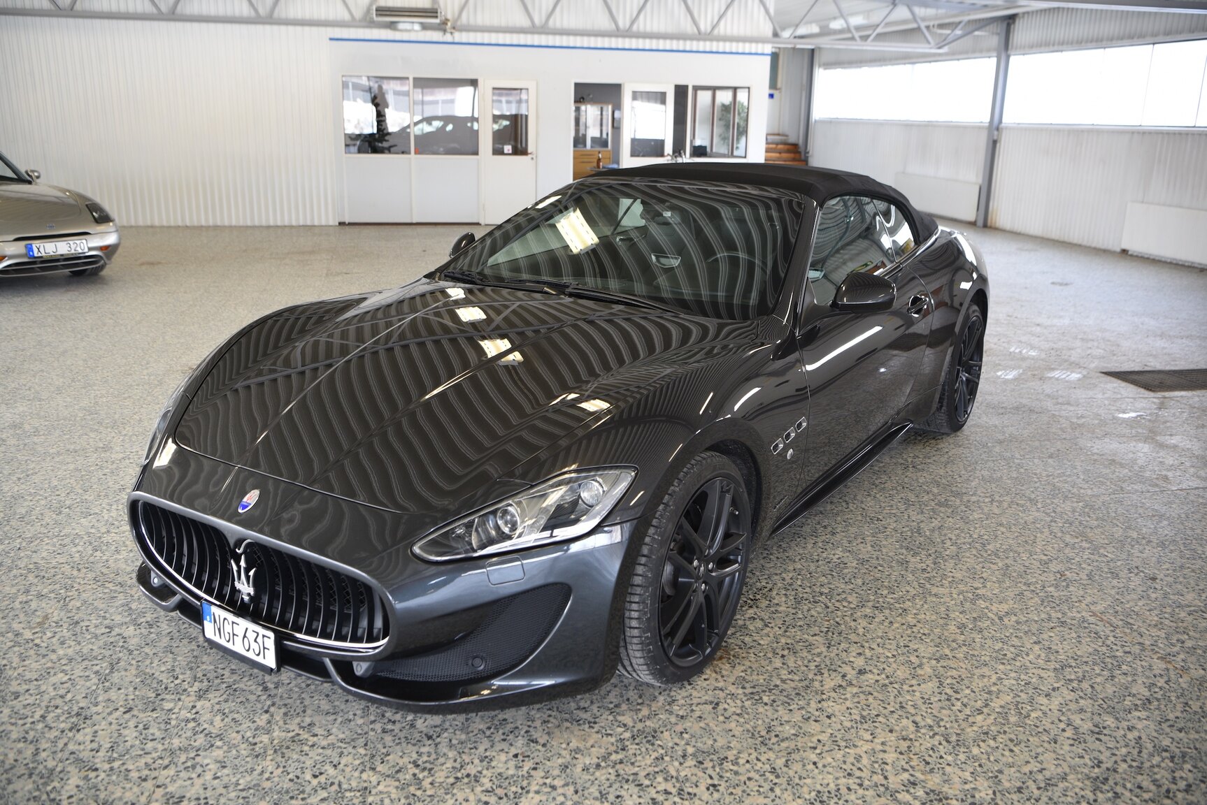 Exteriörbild på 2016 Maserati Grancabrio (11)