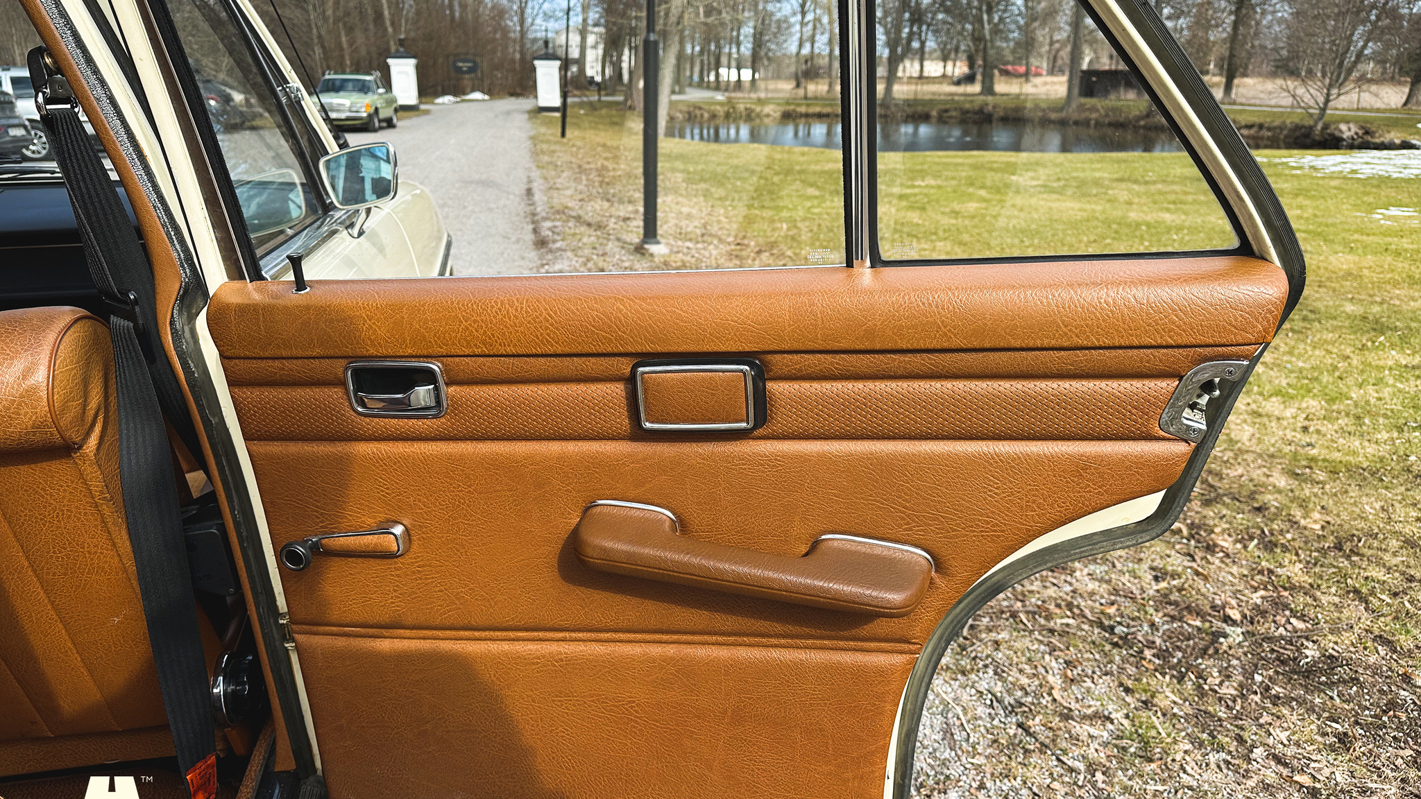 Interior image of 1972 Mercedes-Benz 200