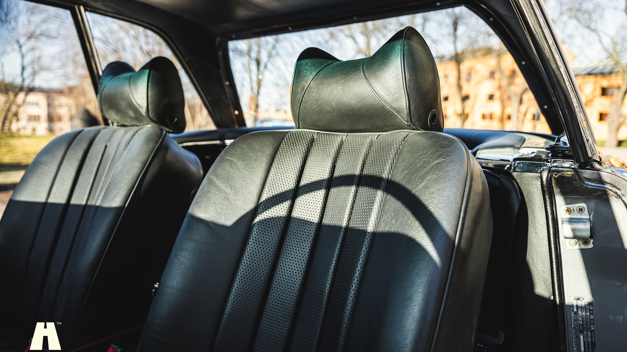 Interior image of 1970 Mercedes 280 SL Pagoda (8)