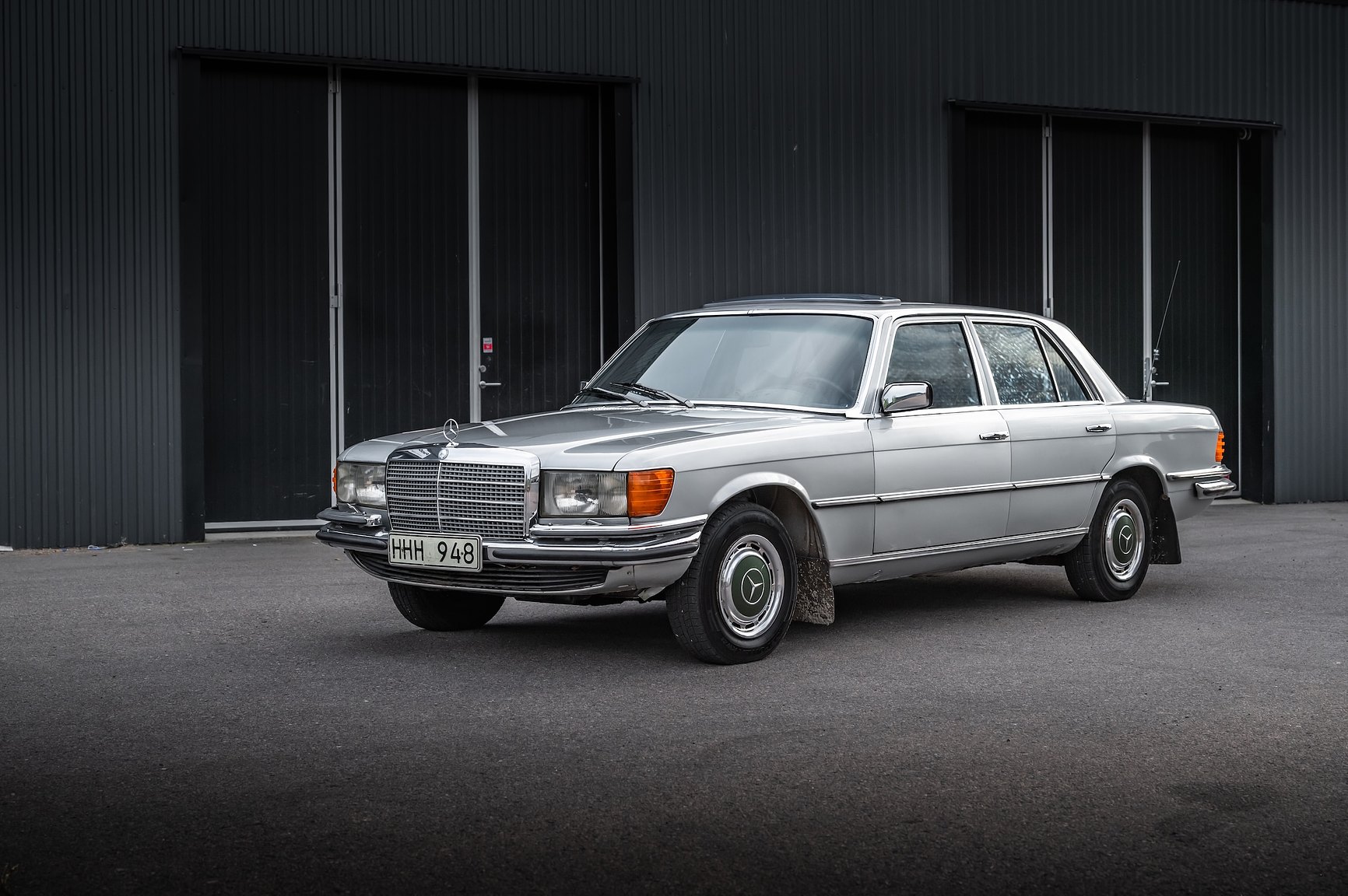 Exterior image of 1975 Mercedes-Benz 280 SE 