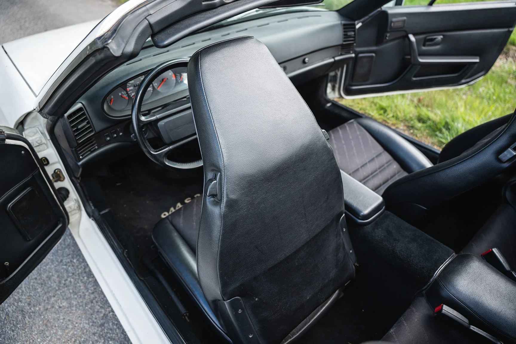 Interior image of 1990 Porsche 944 S2 Cabriolet  (35)