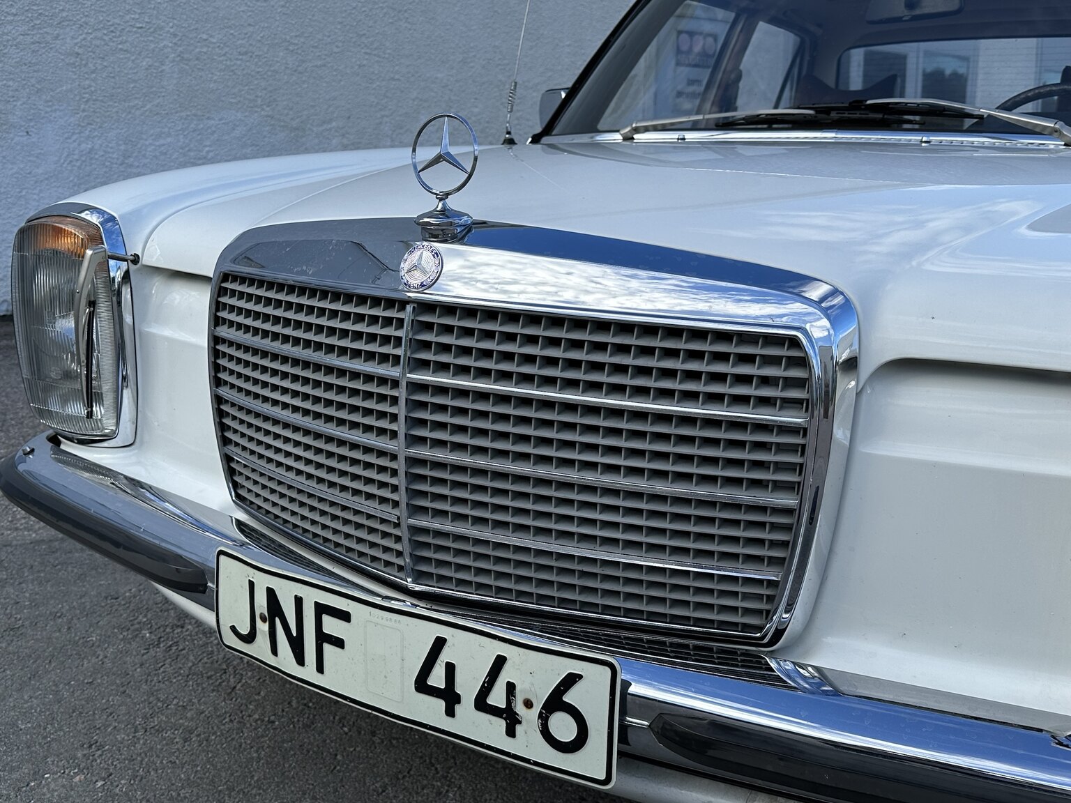 Exteriörbild på 1975 Mercedes Benz 200