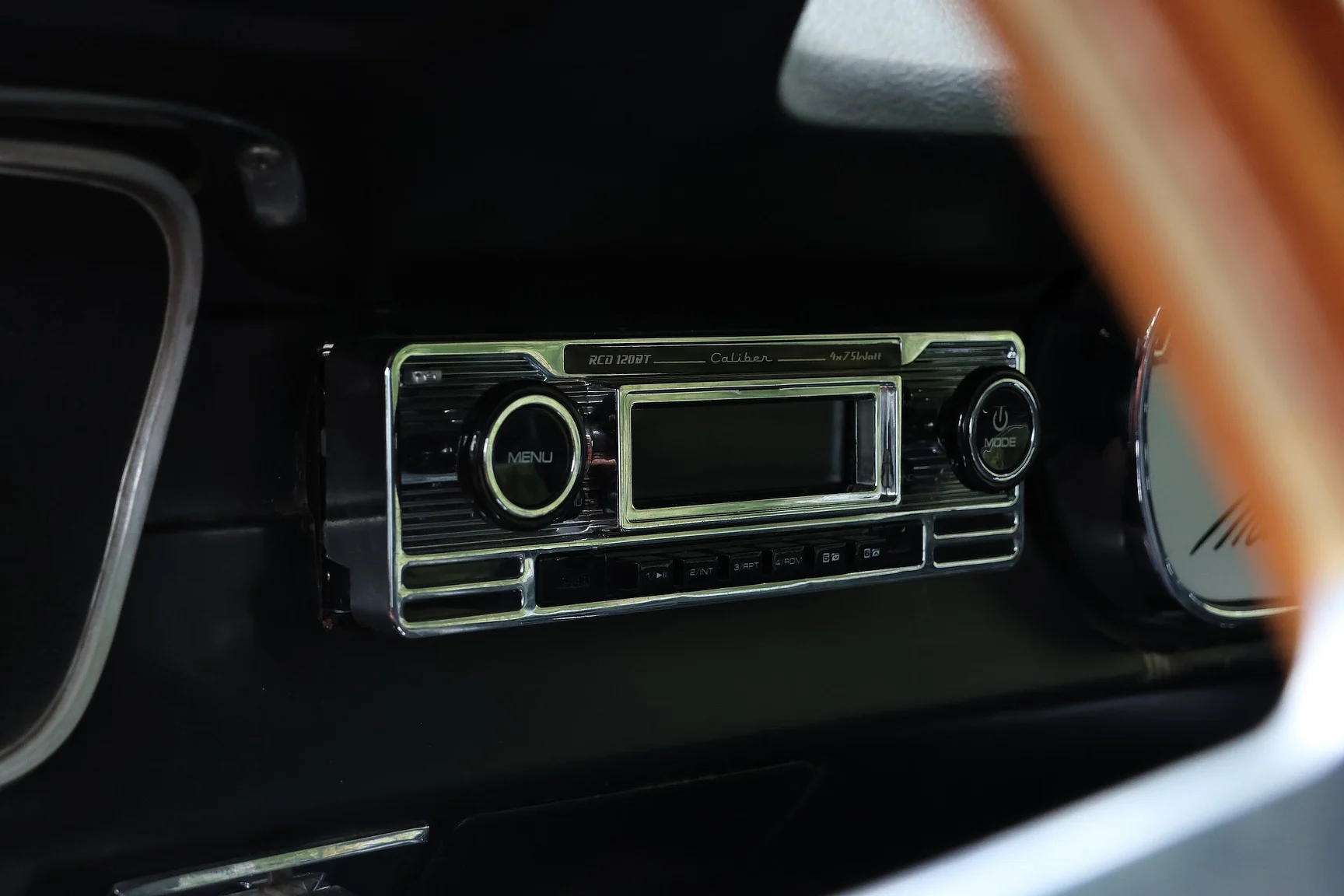 Interiörbild 1965 Ford Mustang Fastback Restomod (30)