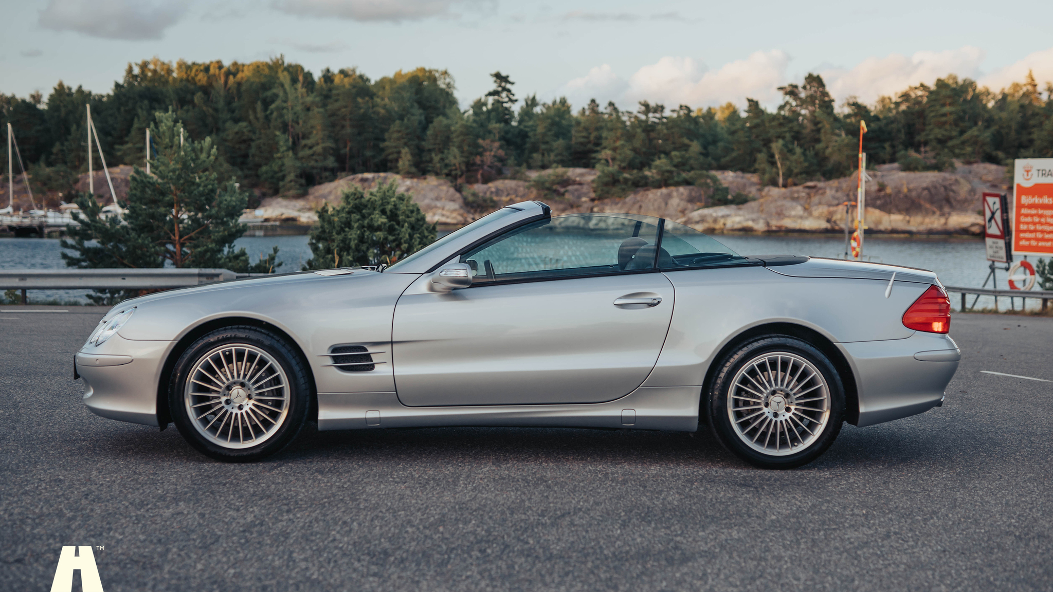 Exterior image of 2006 Mercedes Benz SL350 (21)