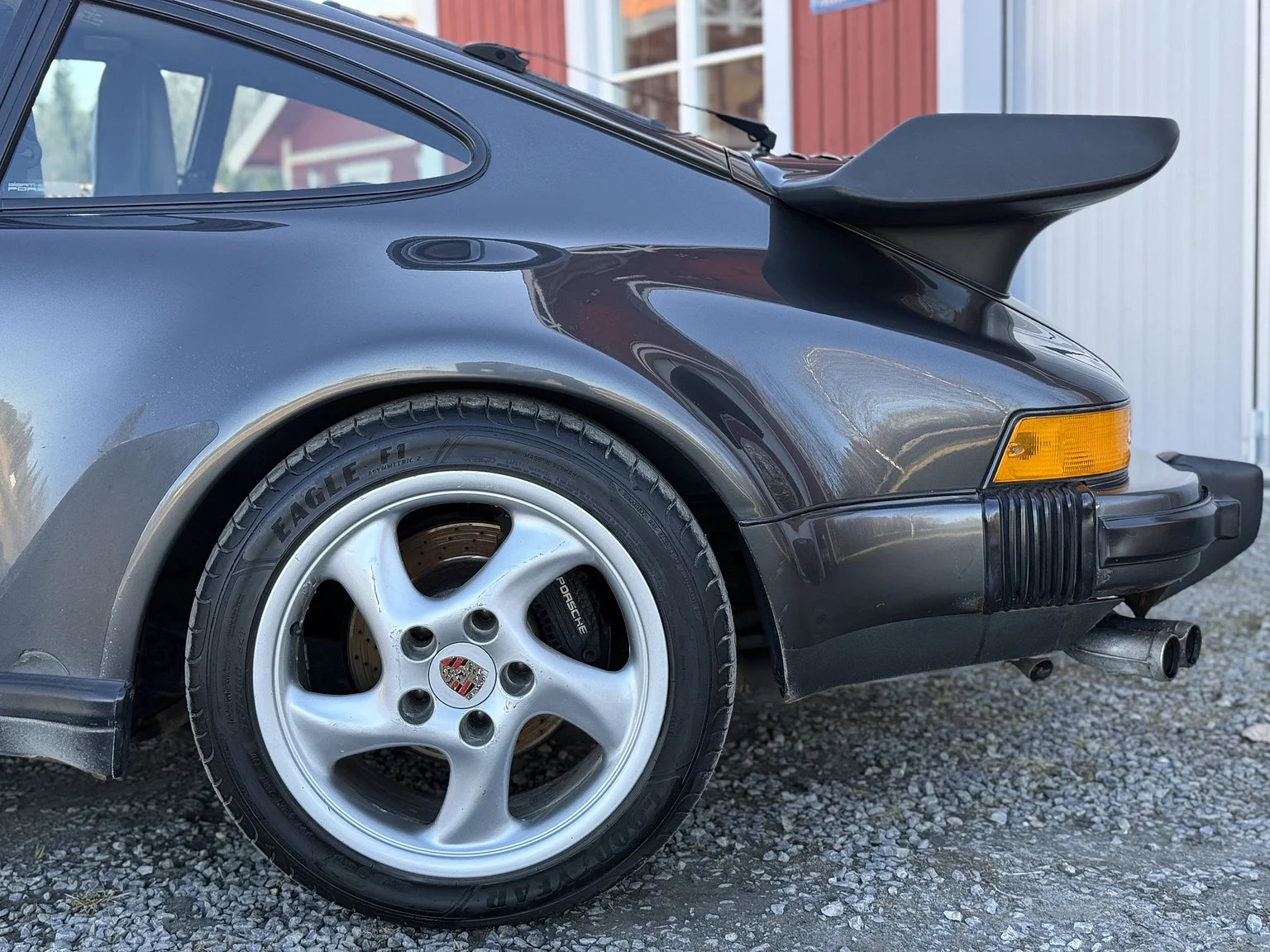 Aussenfoto 1989 Porsche 911 / 930 3.3 Turbo 5-speed (32)