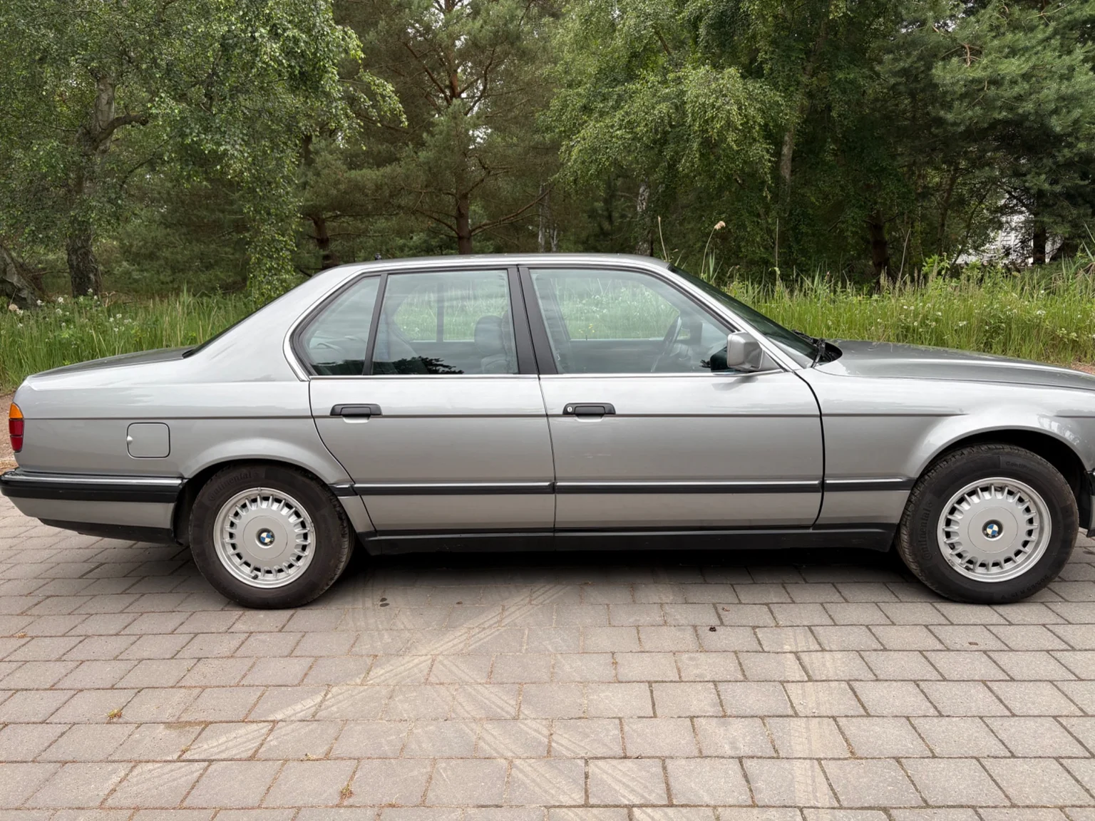 Exteriörbild på 1988 BMW 730iA (5)