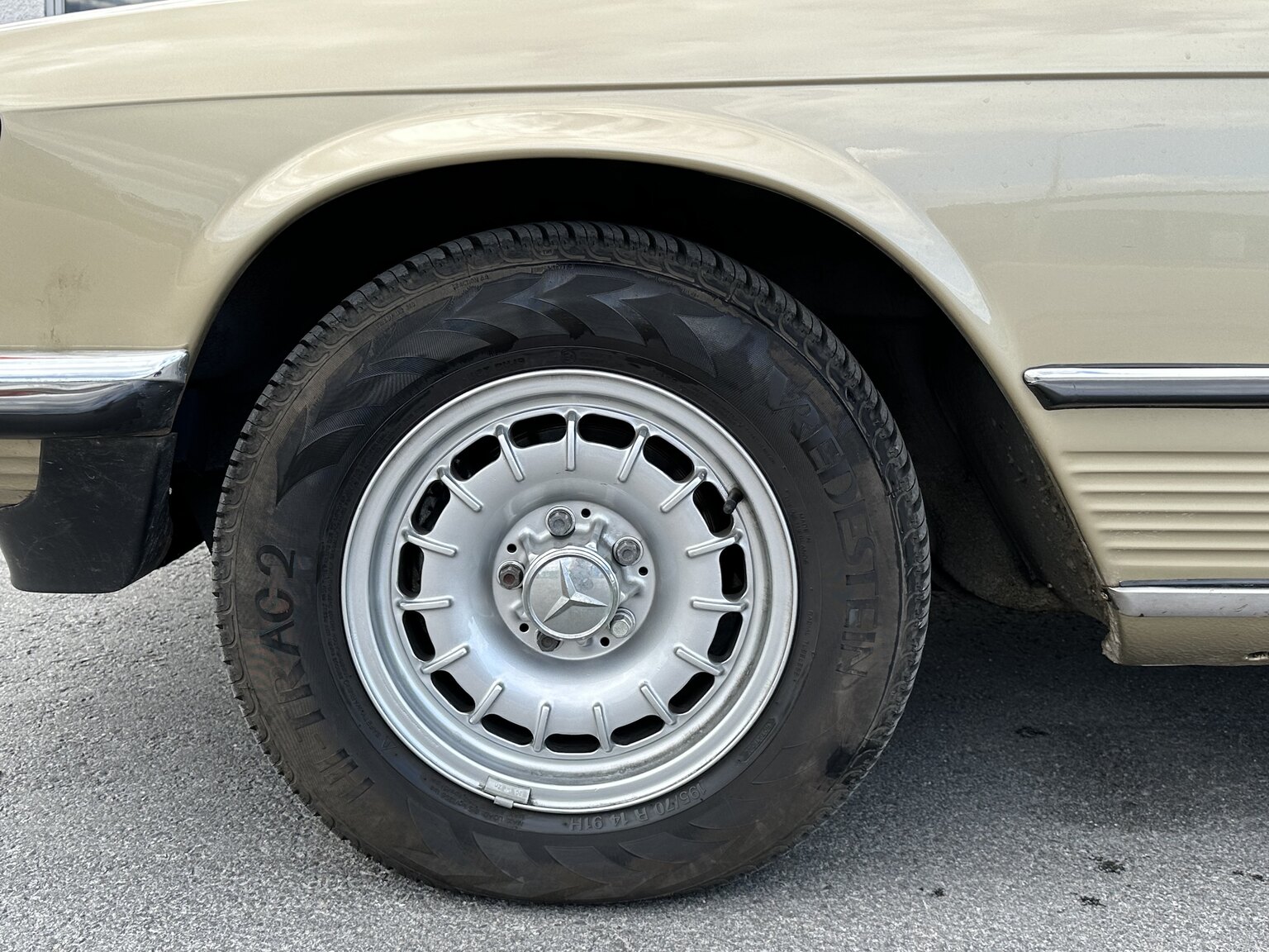 Exteriörbild på 1974 Mercedes benz 450 SL