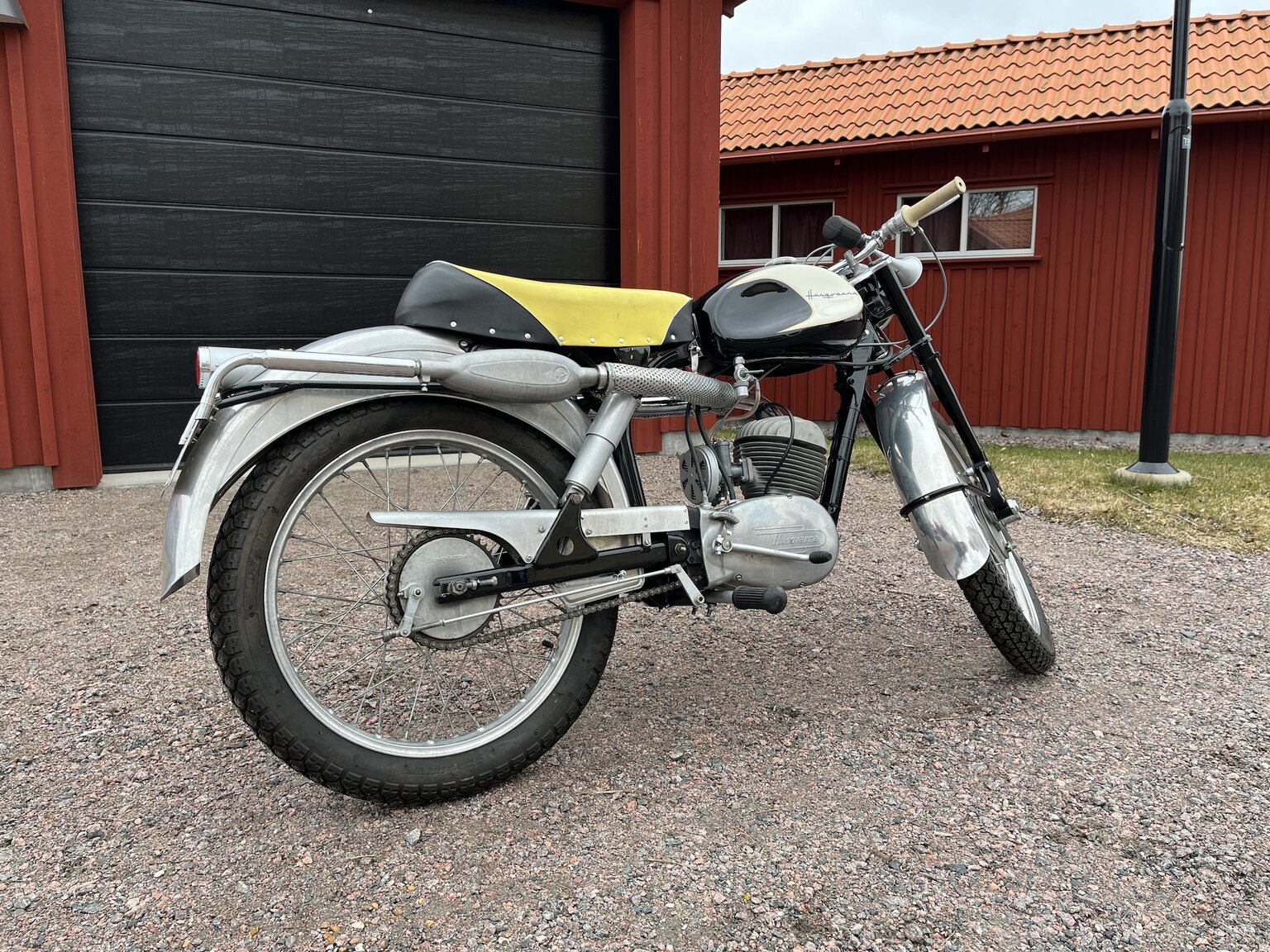 Exteriörbild på 1958 Husqvarna 283 "Guldpilen"