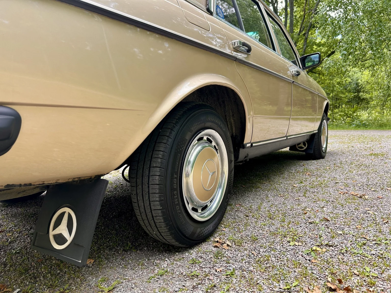Exteriörbild på 1976 Mercedes-Benz 300 D (25)