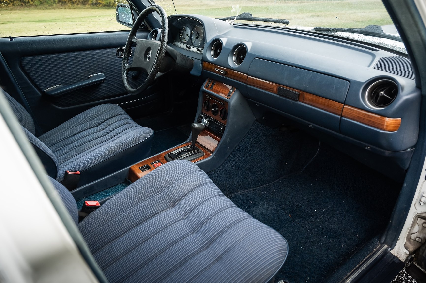 Interior image of 1985 Mercedes-Benz 200 Automatic