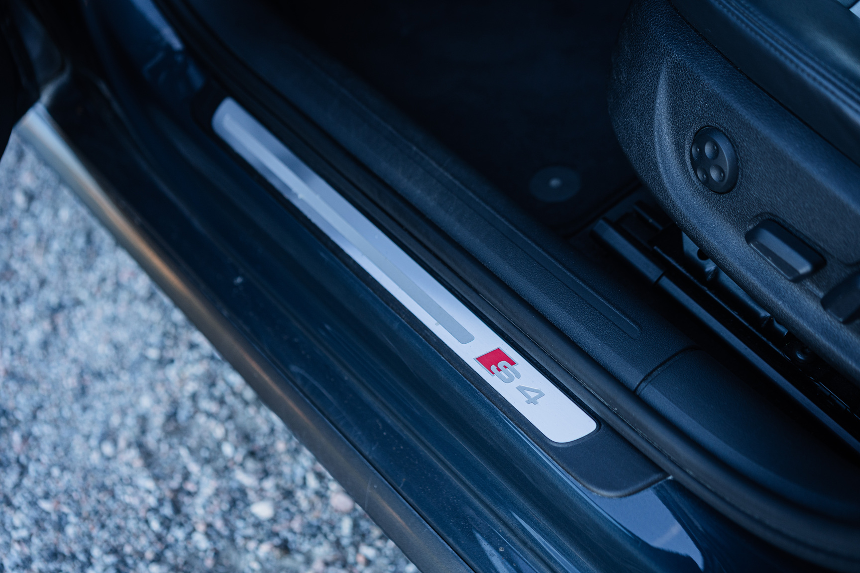 Interior image of 2011 Audi S4 (2)