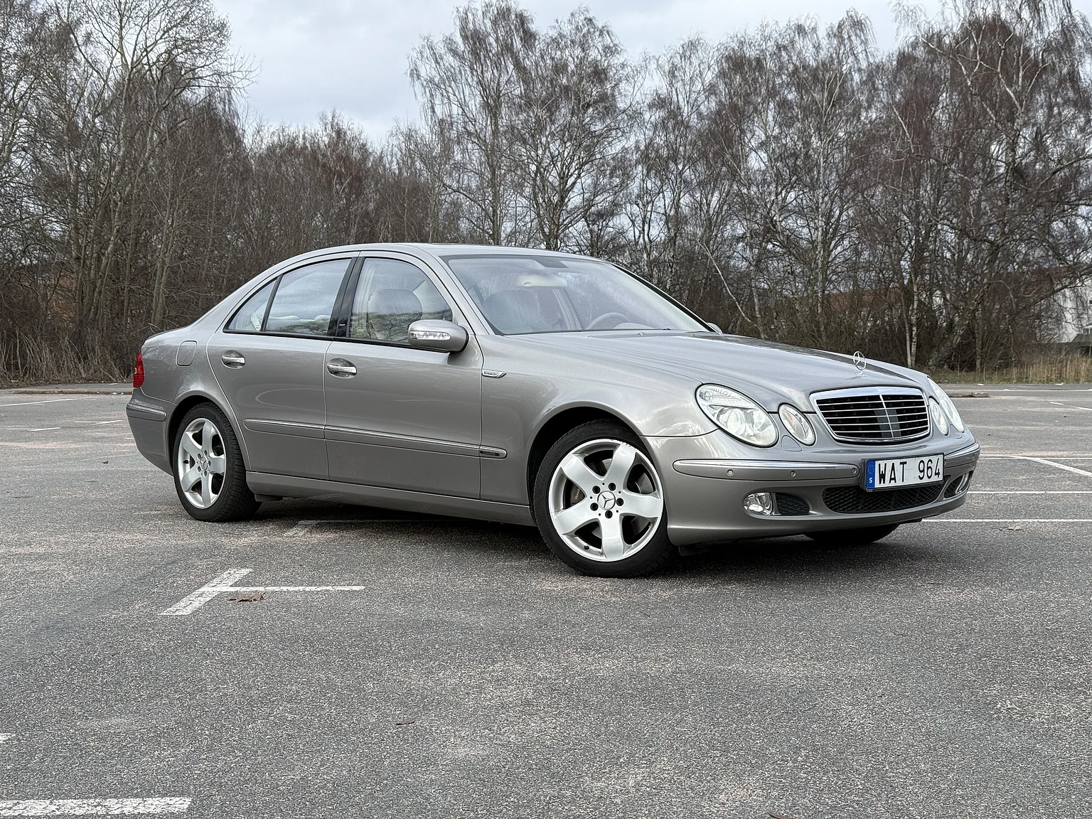 Exteriörbild på 2004 Mercedes-Benz E 500 7G-Tronic (1)