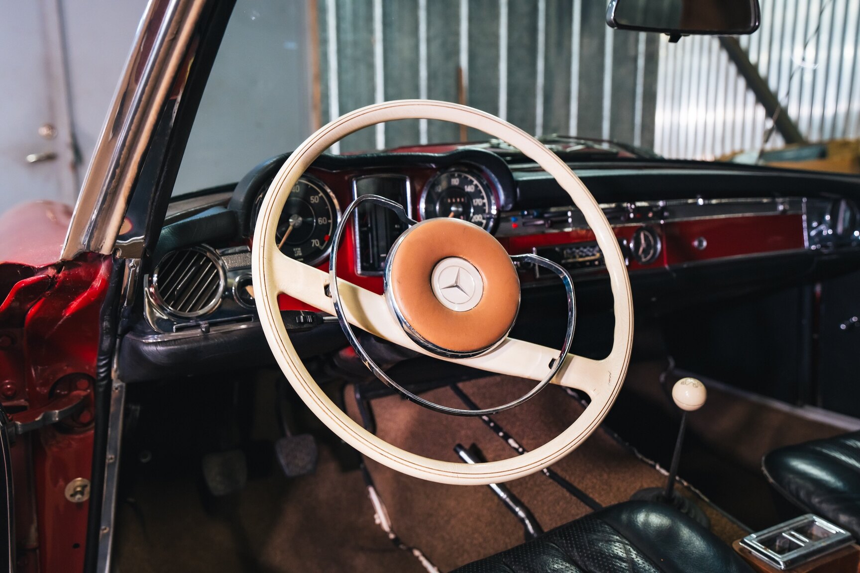 Innenraumfoto von 1966 Mercedes-Benz 230 SL 