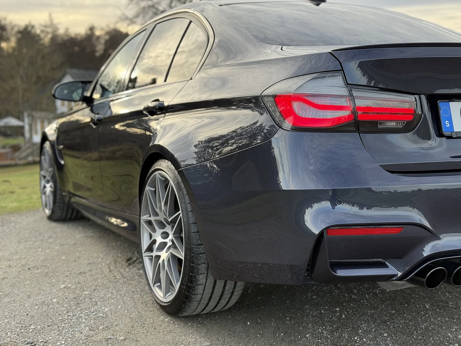 Exteriörbild på 2017 BMW M3 Competition 30 Jahre (37)