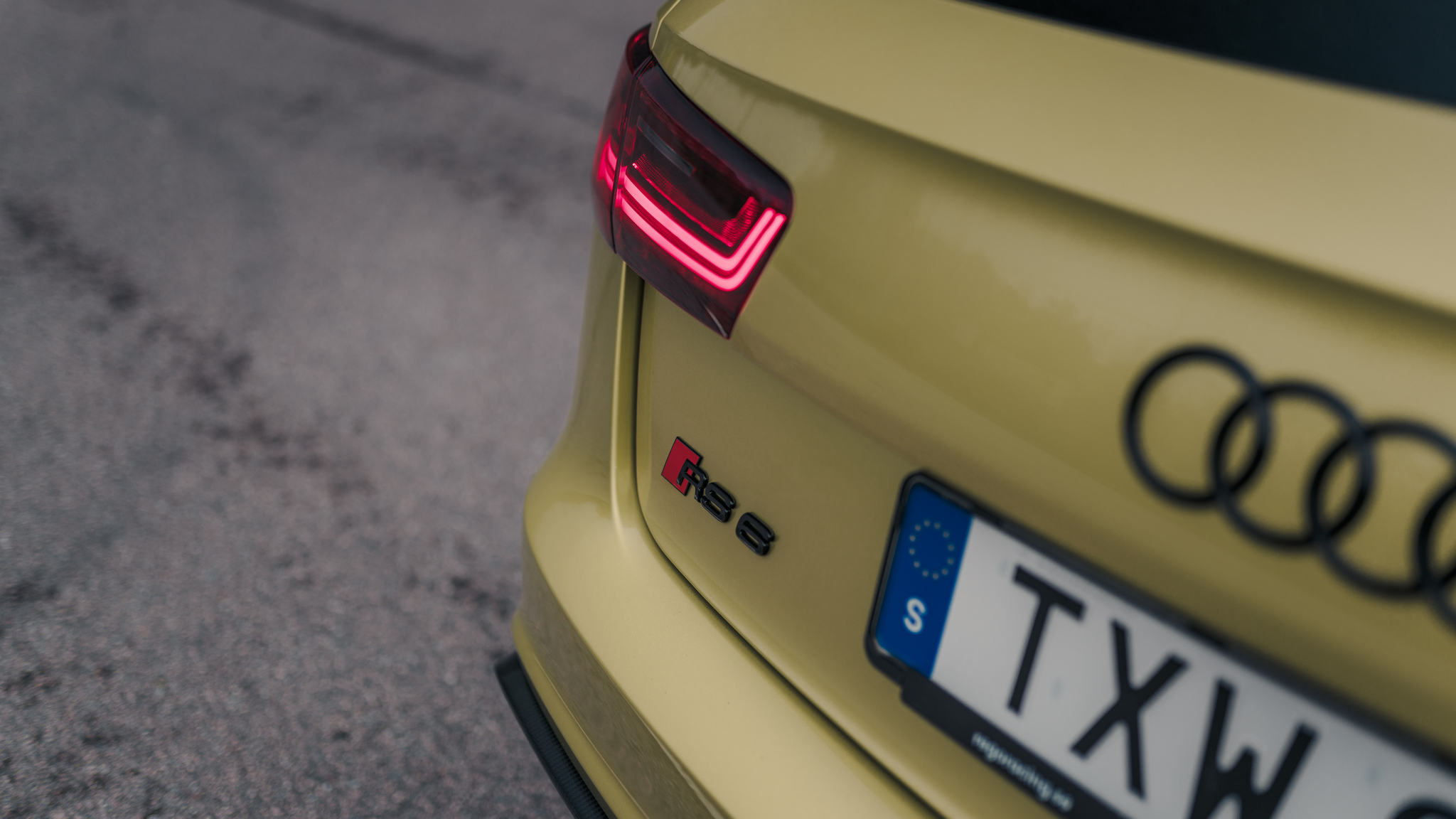 Exterior image of 2016 Audi RS6 Avant Exclusive (31)