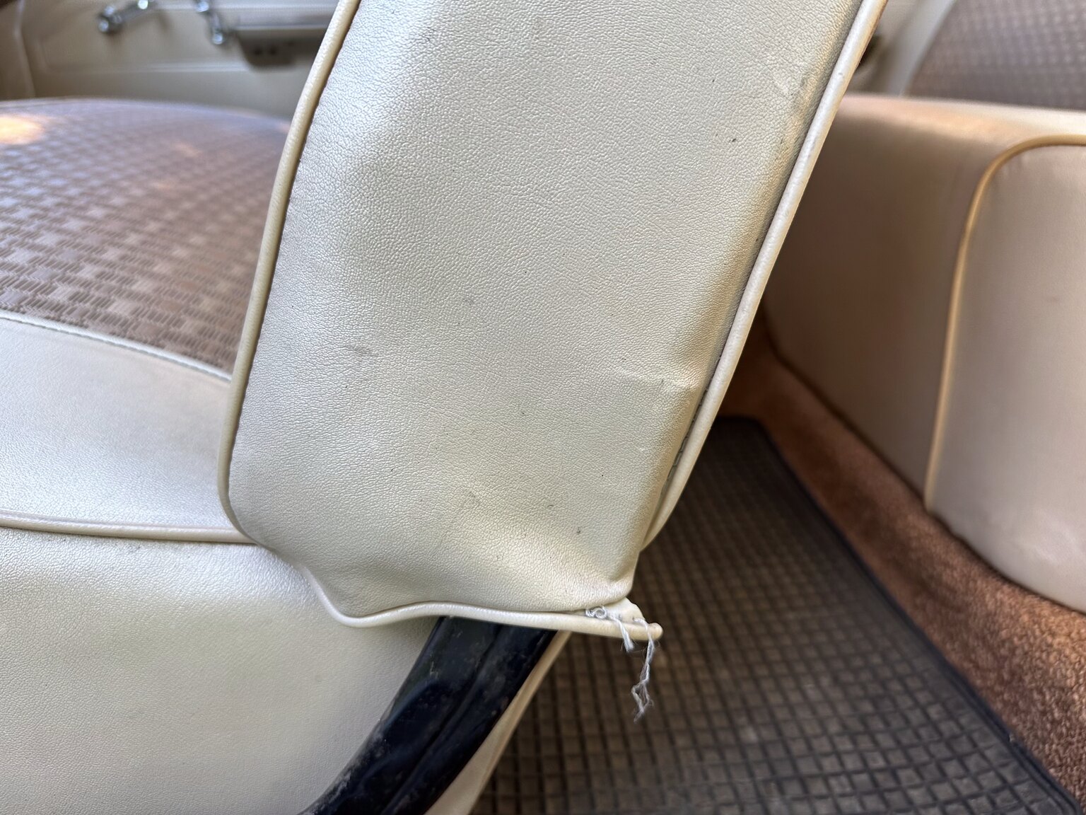 Interiörbild 1966 Plymouth Valiant 100 2-door Sedan