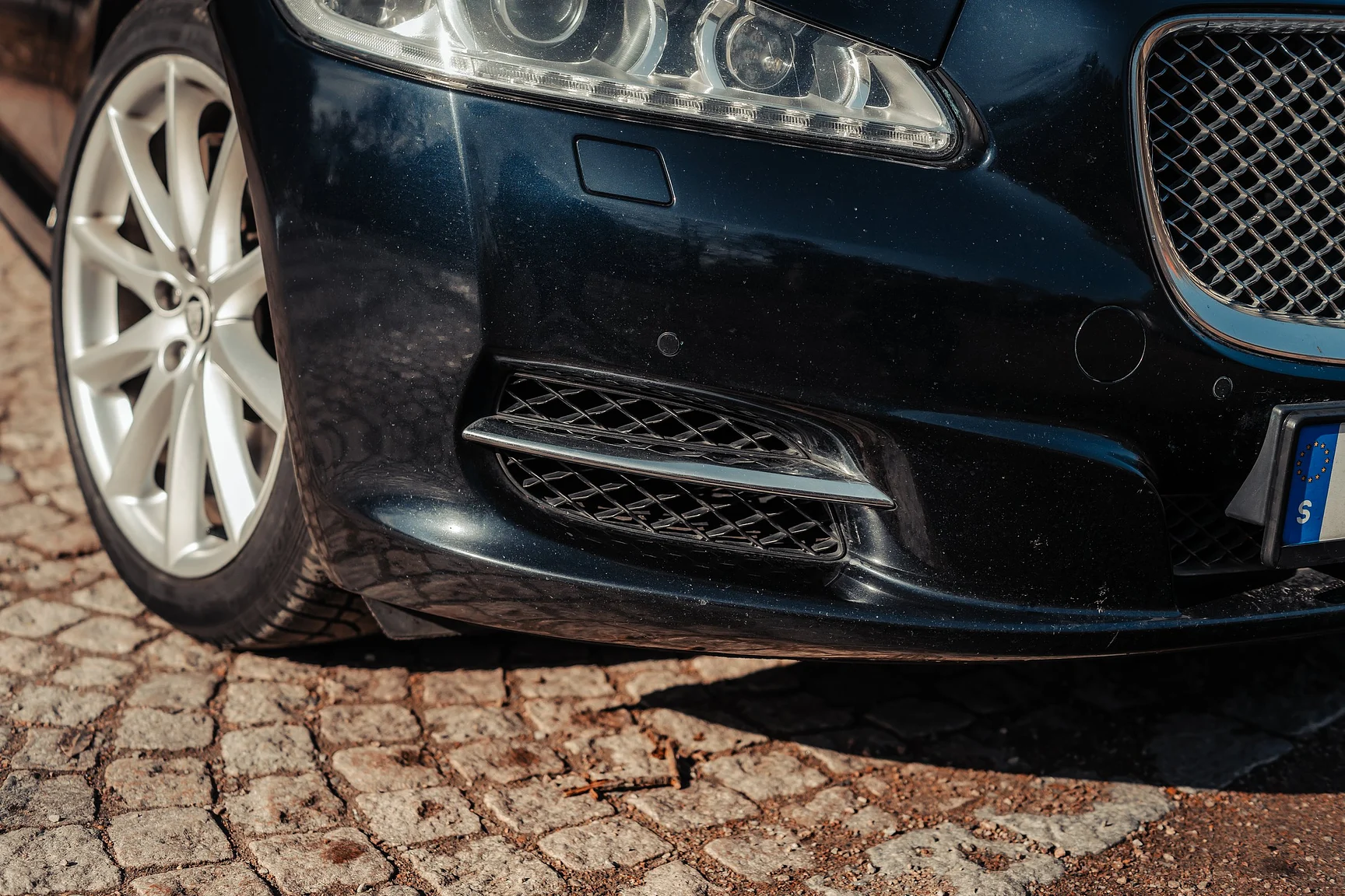 Exterior image of 2012 Jaguar XJ (21)