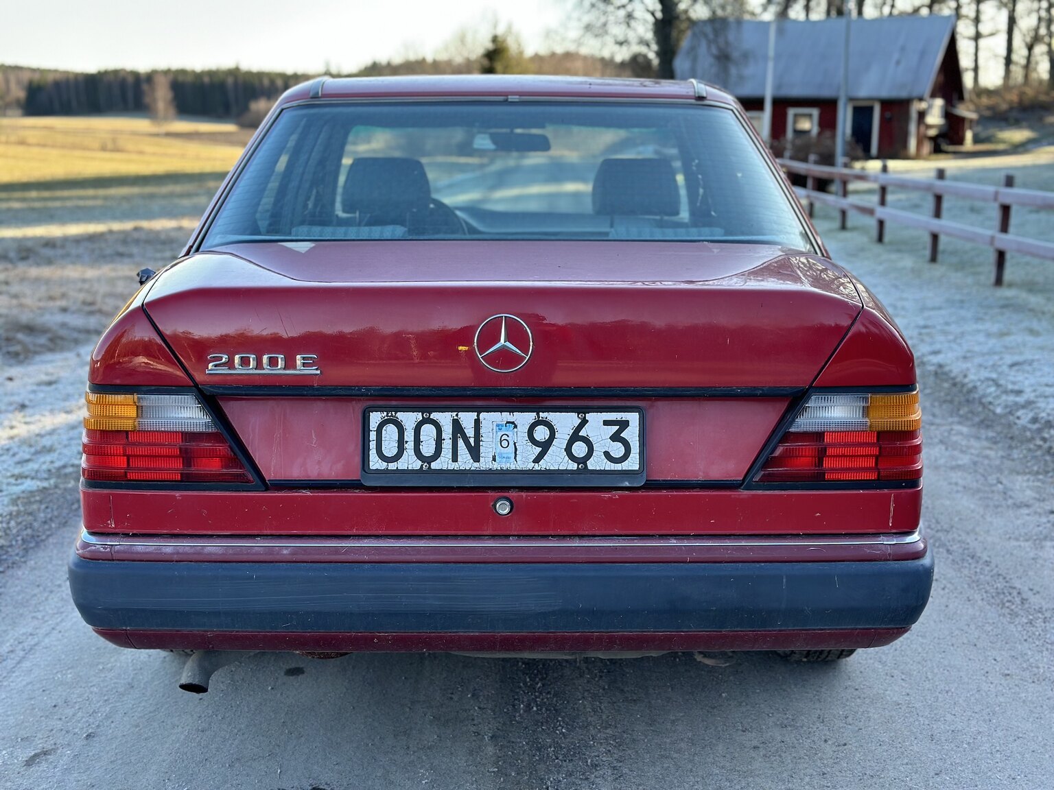 Exteriörbild på 1990 Mercedes-Benz 200 E