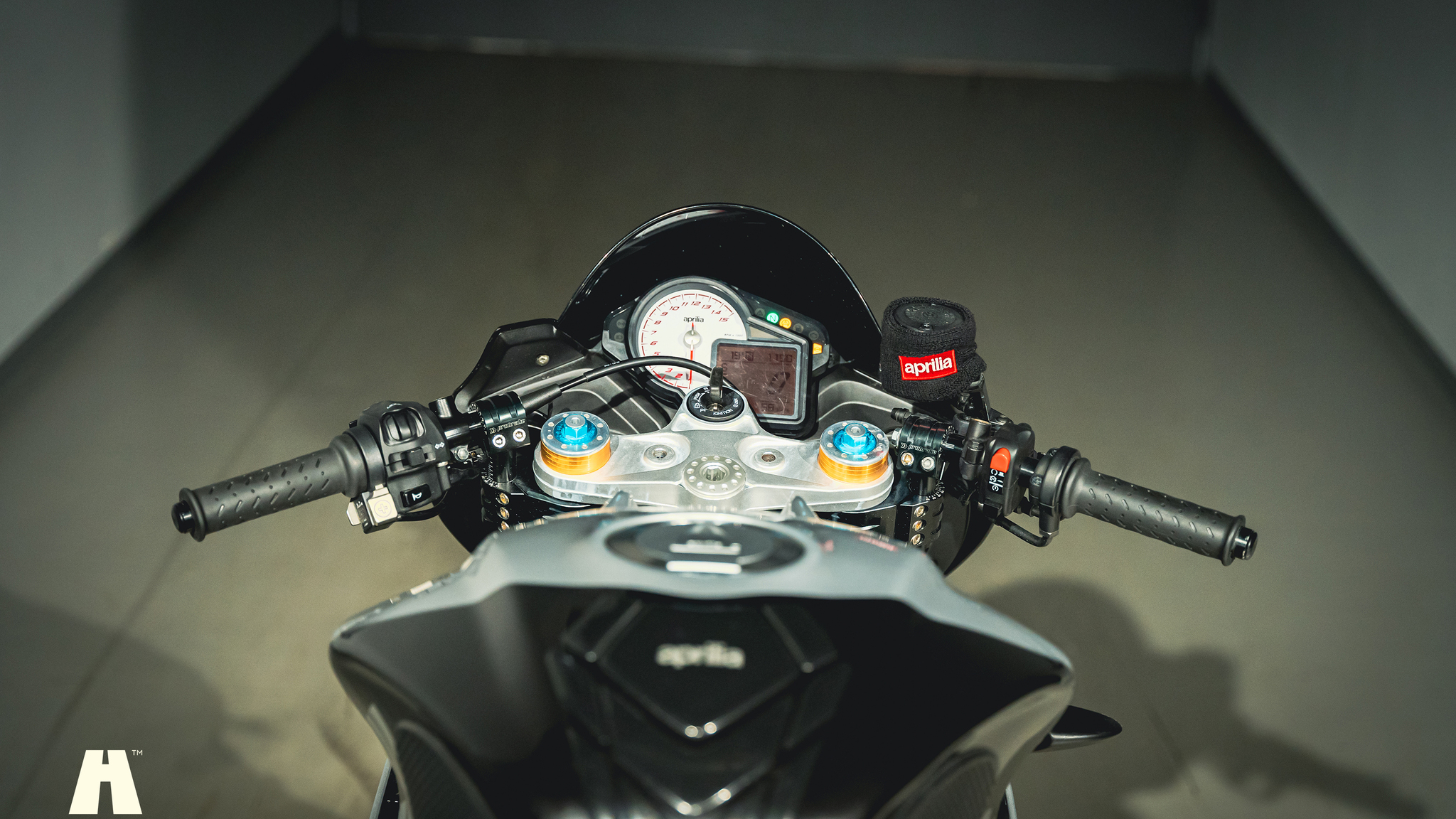 Exterior image of 2016 Aprilia Tuono V4 Factory