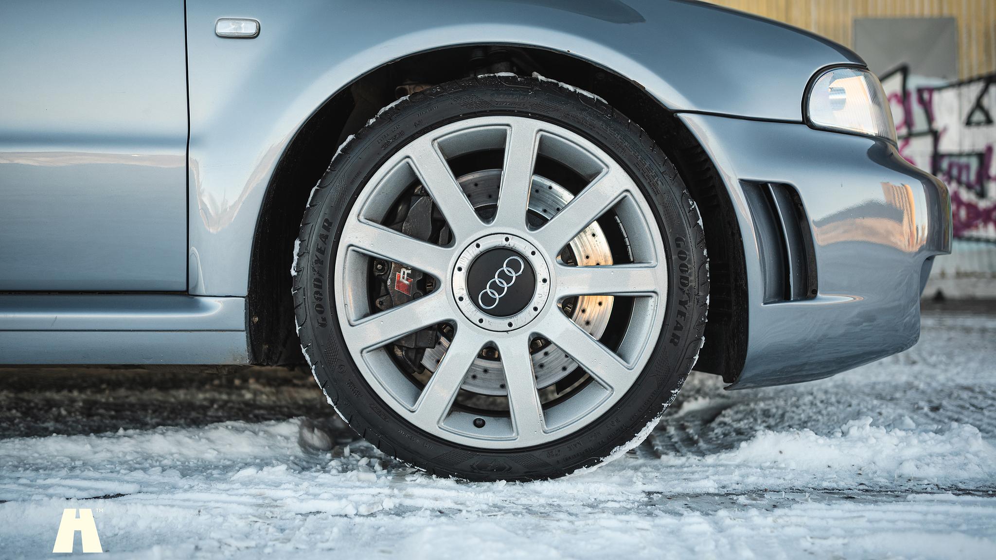 Exterior image of 2001 Audi RS4 B5 (23)