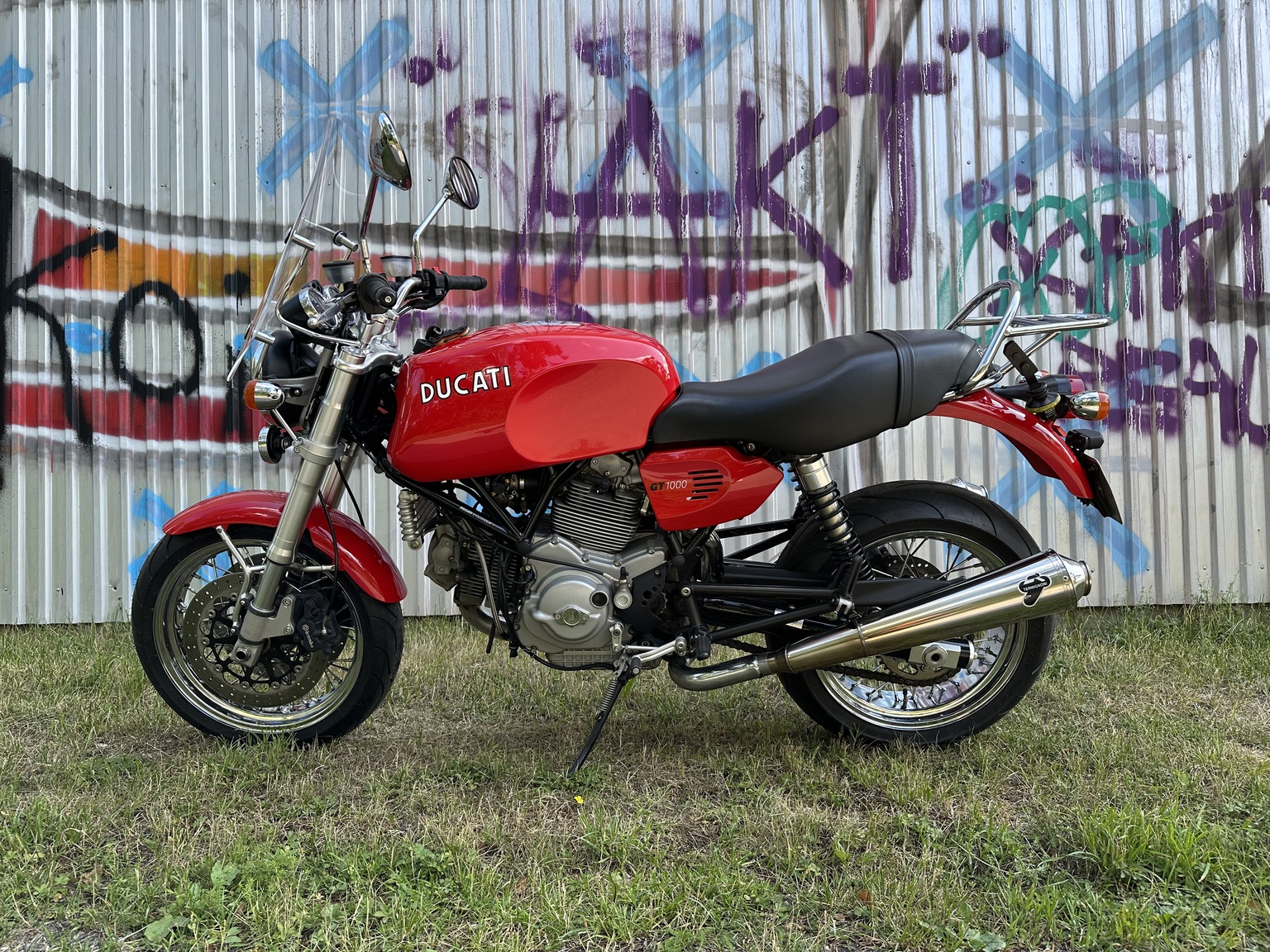 Exteriörbild på 2006 Ducati 1000 GT (1)