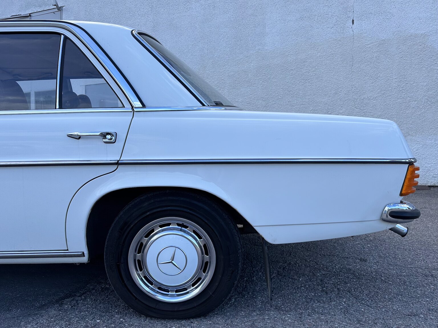Exteriörbild på 1975 Mercedes Benz 200