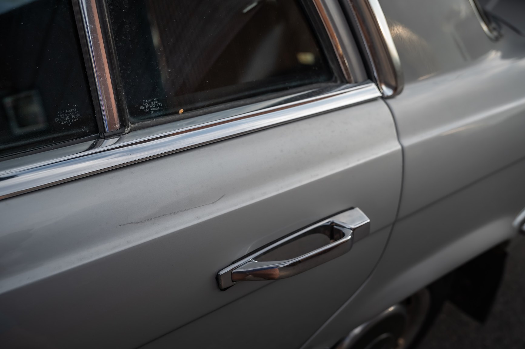 Exterior image of 1975 Mercedes-Benz 280 SE 