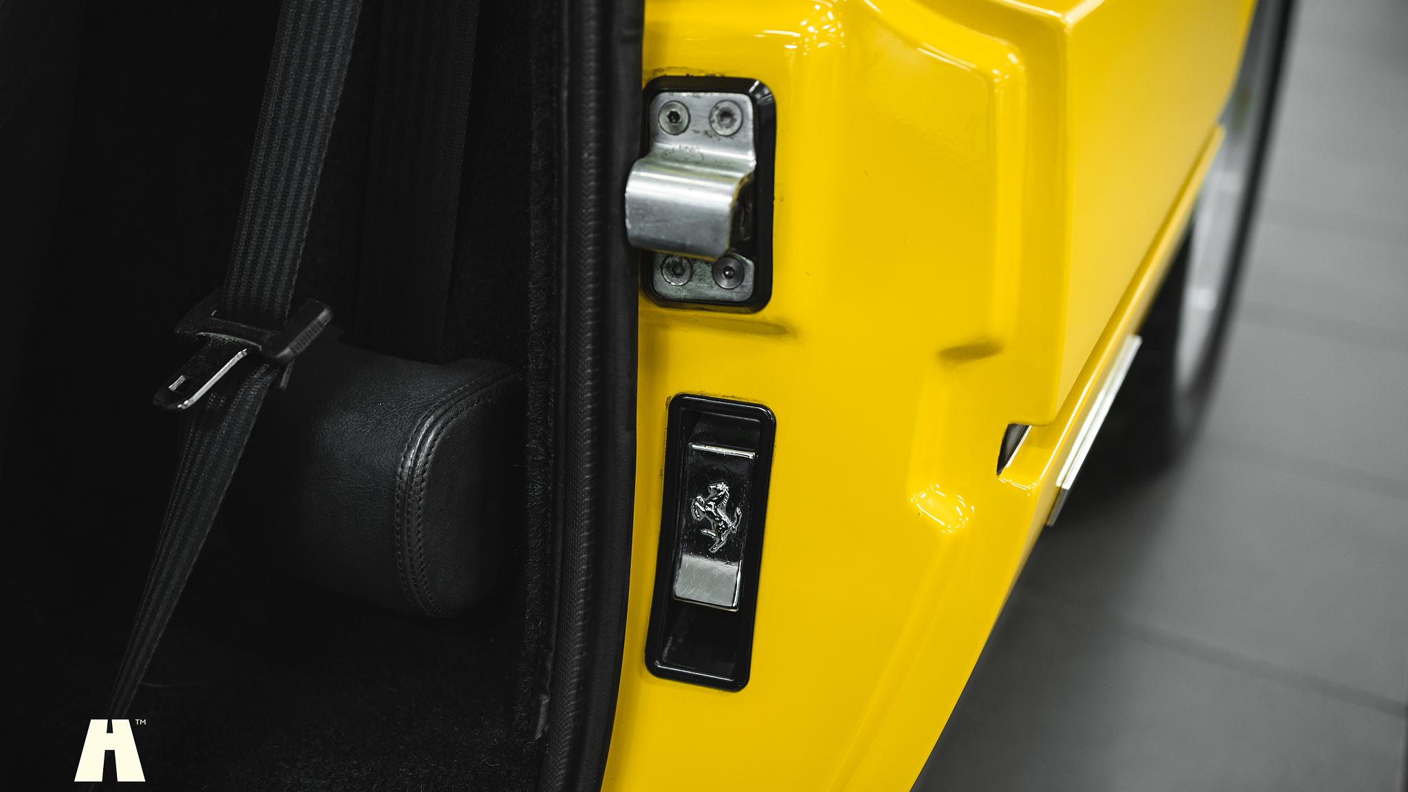 Interiörbild 1986 Ferrari 328 GTB