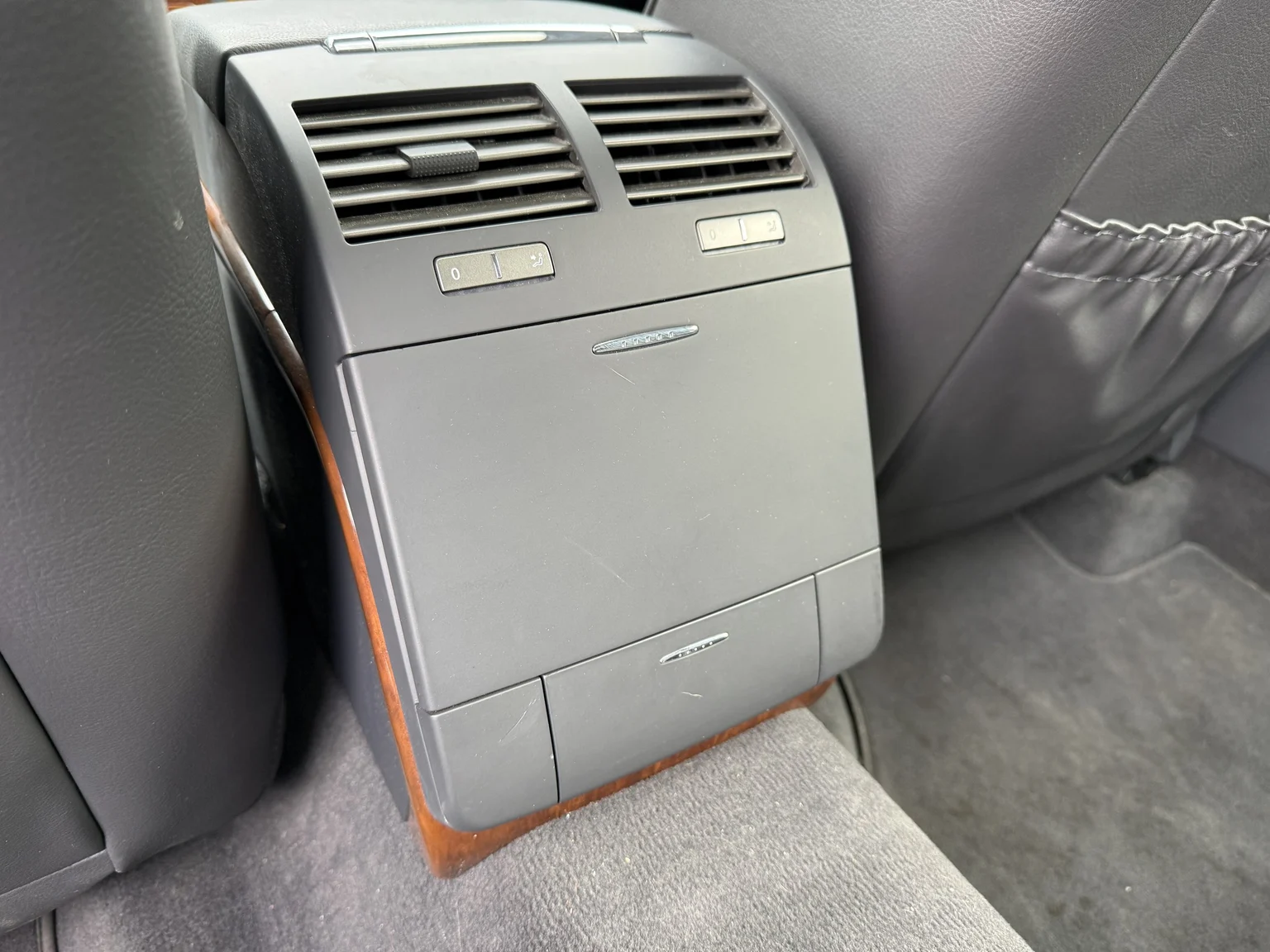 Innenraumfoto von 2013 Volkswagen Phaeton 3.0 TDI (59)