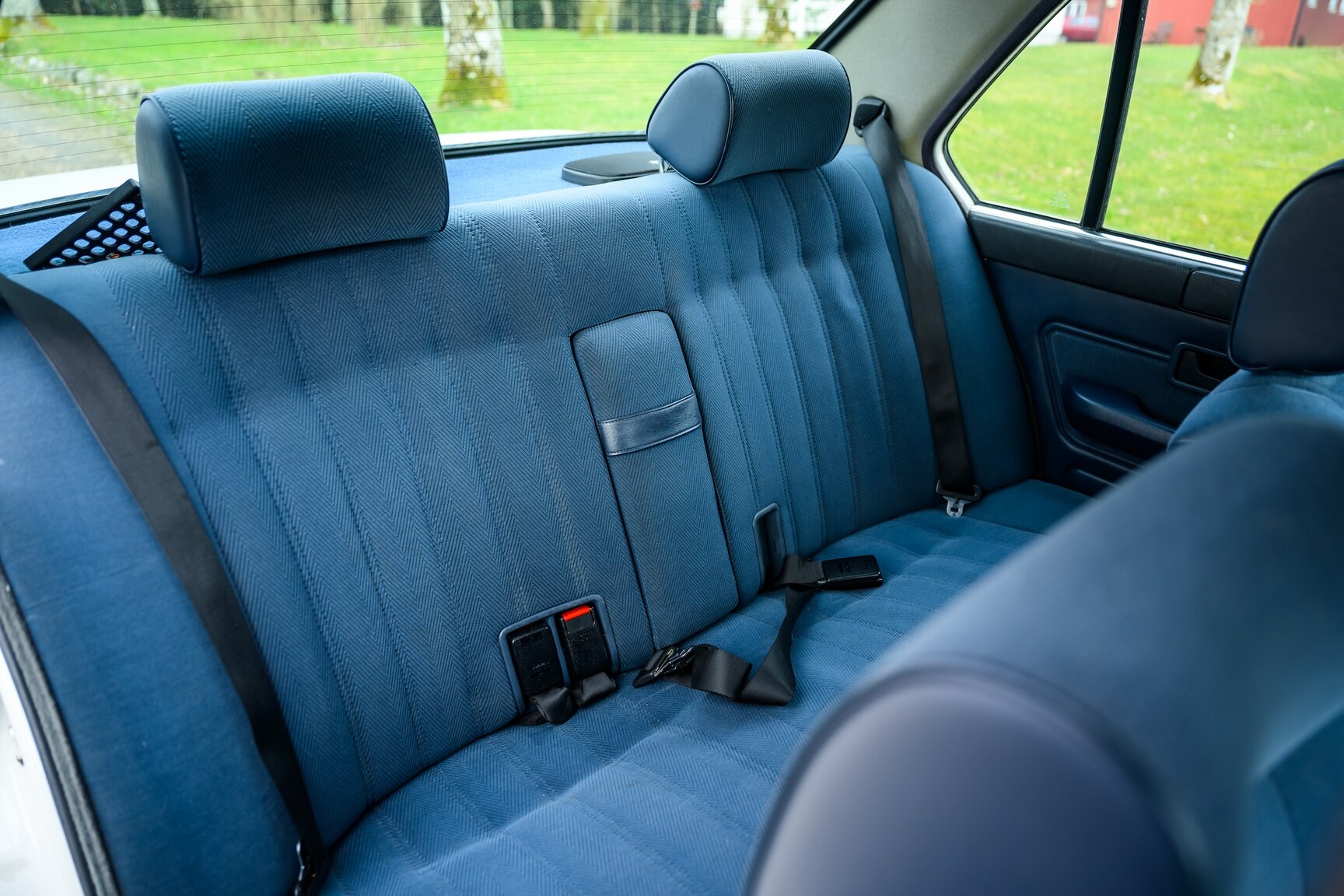 Interior image of 1986 BMW 520i