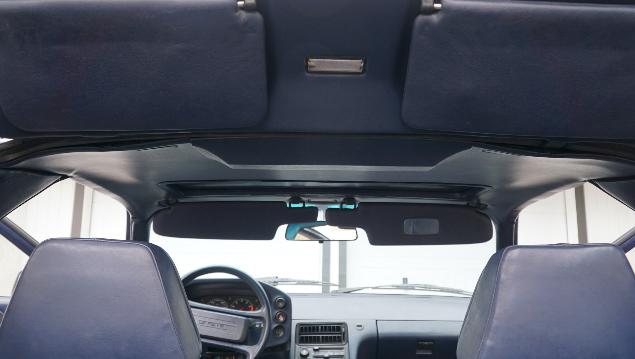 Interior image of 1983 Porsche 928S (40)