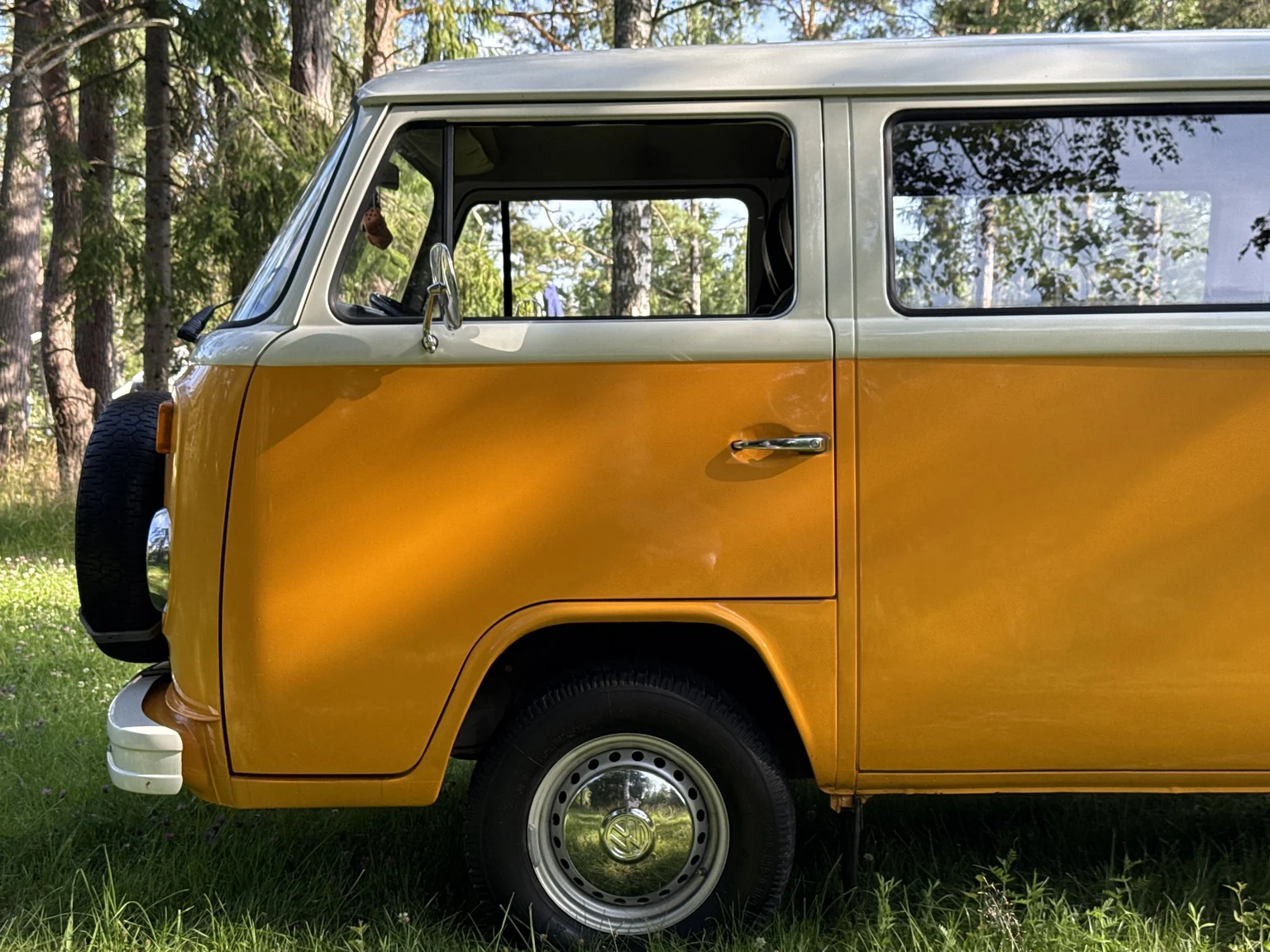 Exterior image of 1975 Volkswagen Transporter Campervan (10)