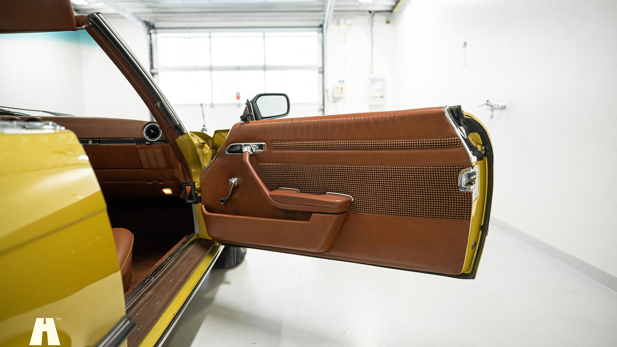 Interior image of 1975 Mercedes SL 350 (22)