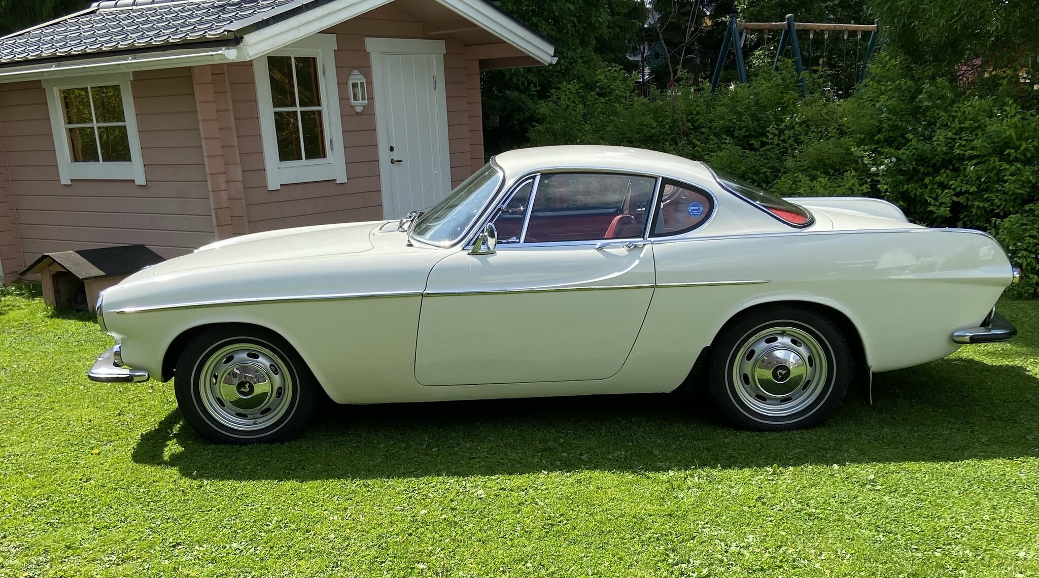 Exterior image of 1968 Volvo P1800 S