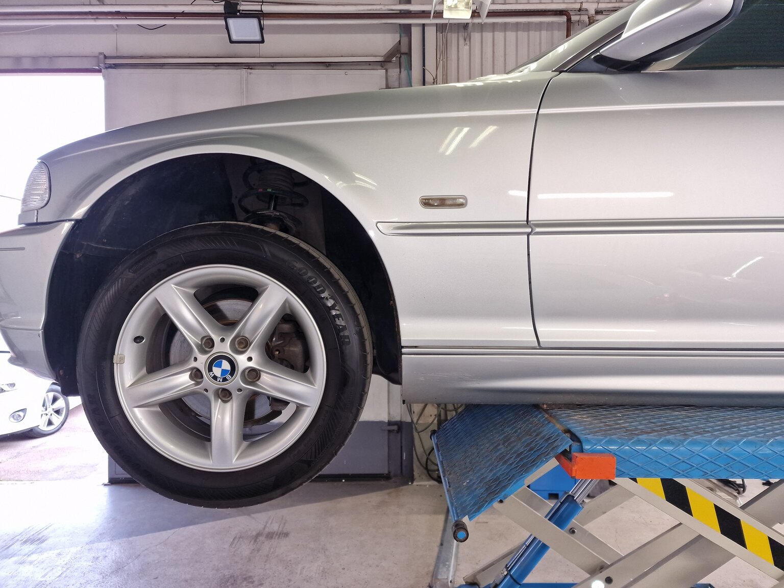 Exterior image of 2002 BMW 320Ci