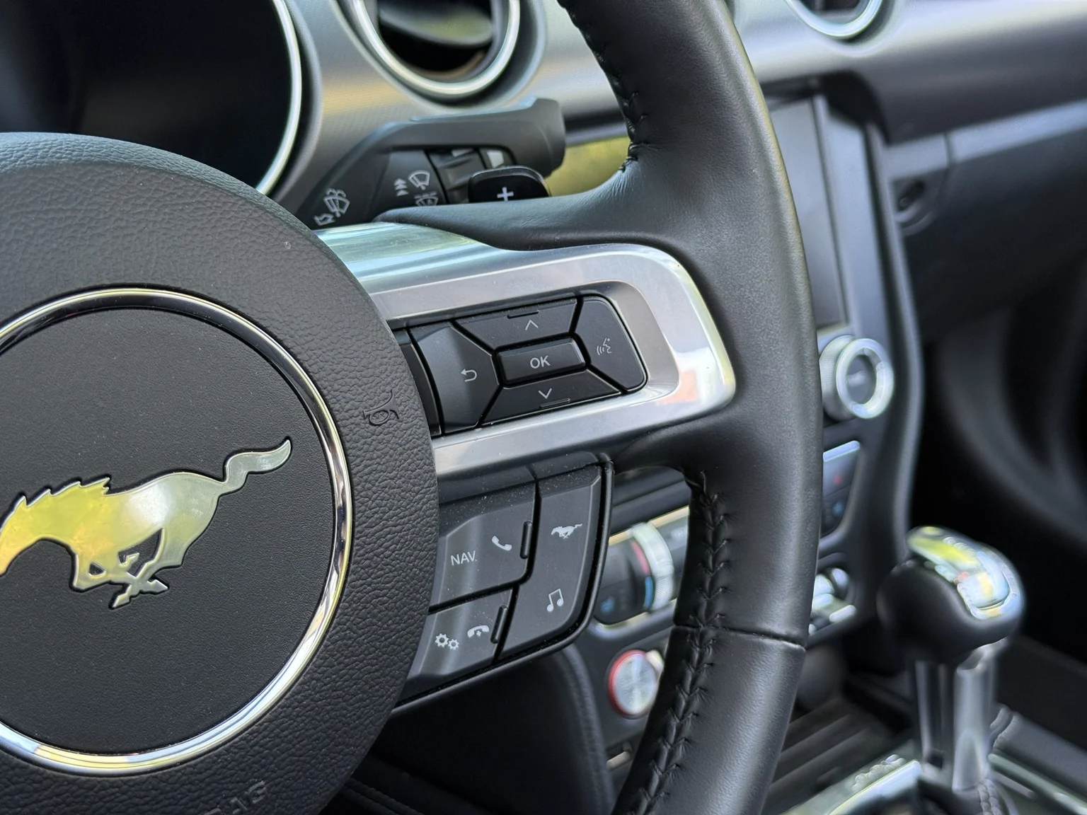Innenraumfoto von 2021 Ford Mustang GT Cabriolet (11)
