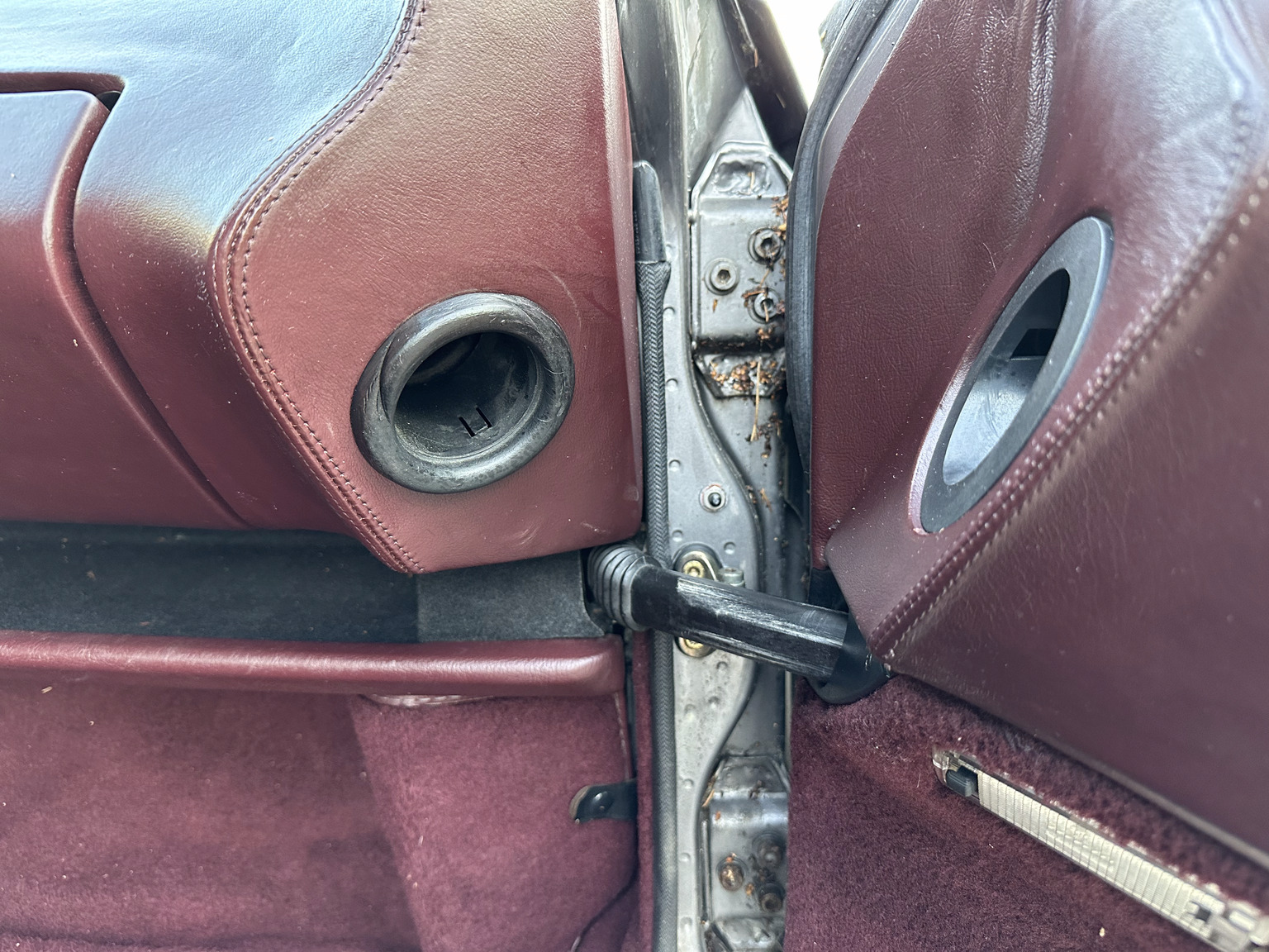 Interior image of 1985 Porsche 928 (44)