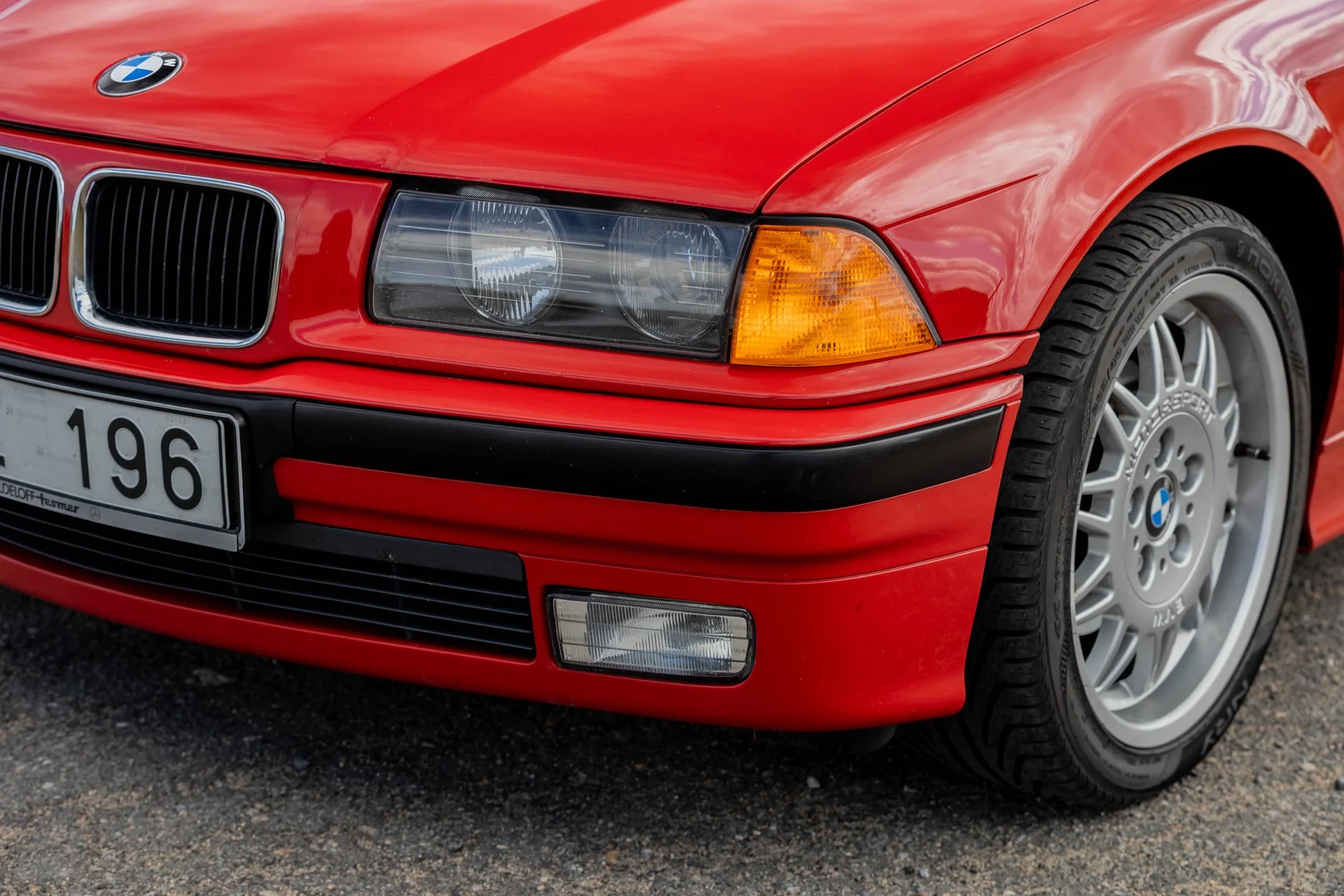 Exterior image of 1994 BMW 325i Convertible (10)