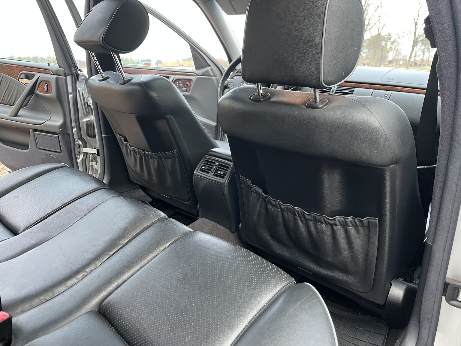 Innenraumfoto von 1999 Mercedes-Benz E320 T Automat