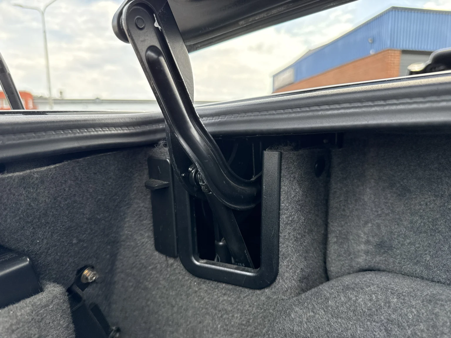Interior image of 1995 Mercedes-Benz SL 500 (82)
