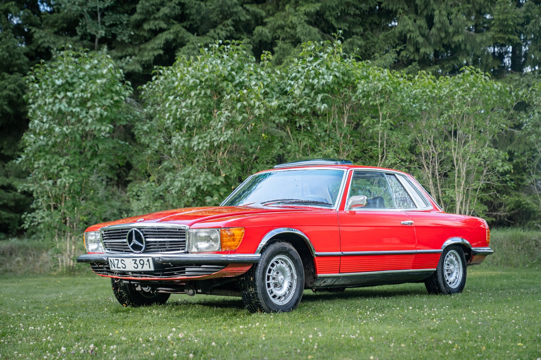 Exterior image of 1975 Mercedes-Benz 350 SLC