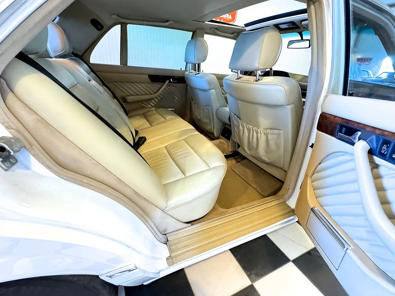 Bild von 1991 Mercedes-Benz S560 (37)