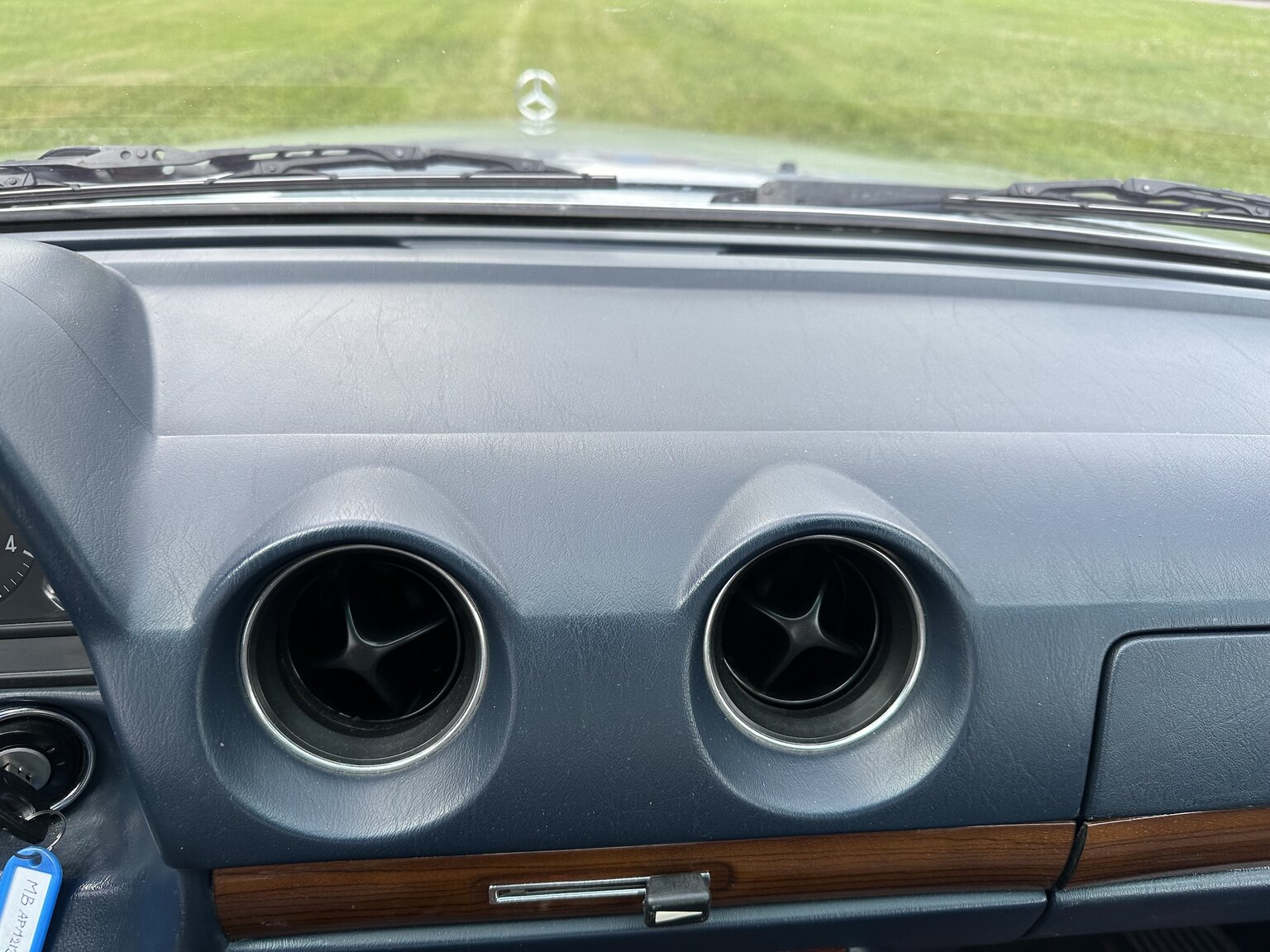 Interior image of 1984 Mercedes-Benz 230 CE