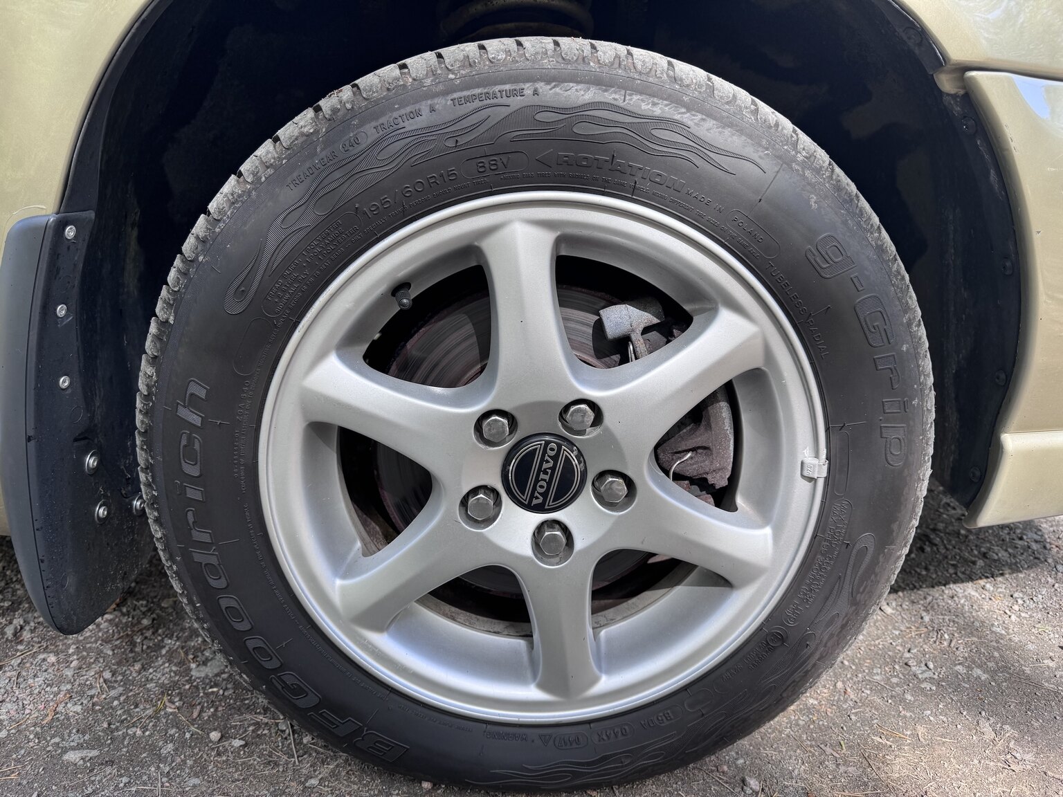 Exterior image of 1999 Volvo V70 2.5