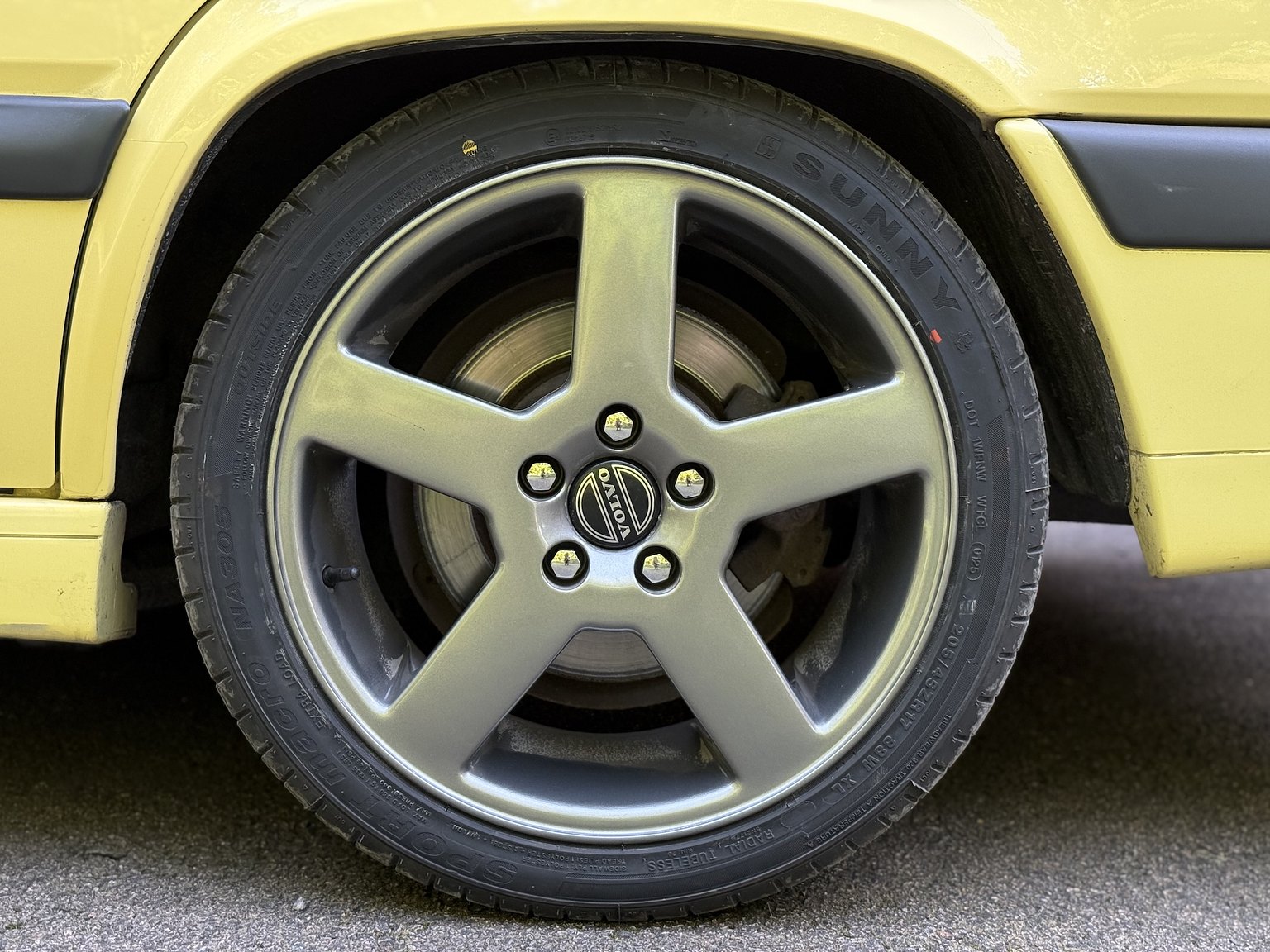 Exterior image of 1995 Volvo 850 T-5R