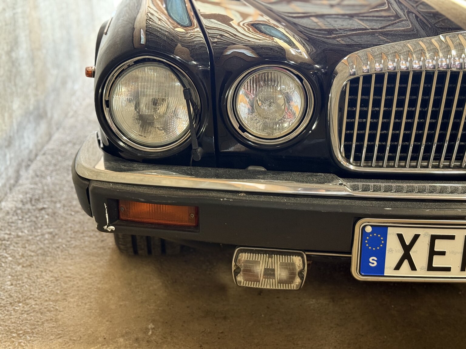 Exterior image of 1990 Jaguar Daimler Double six